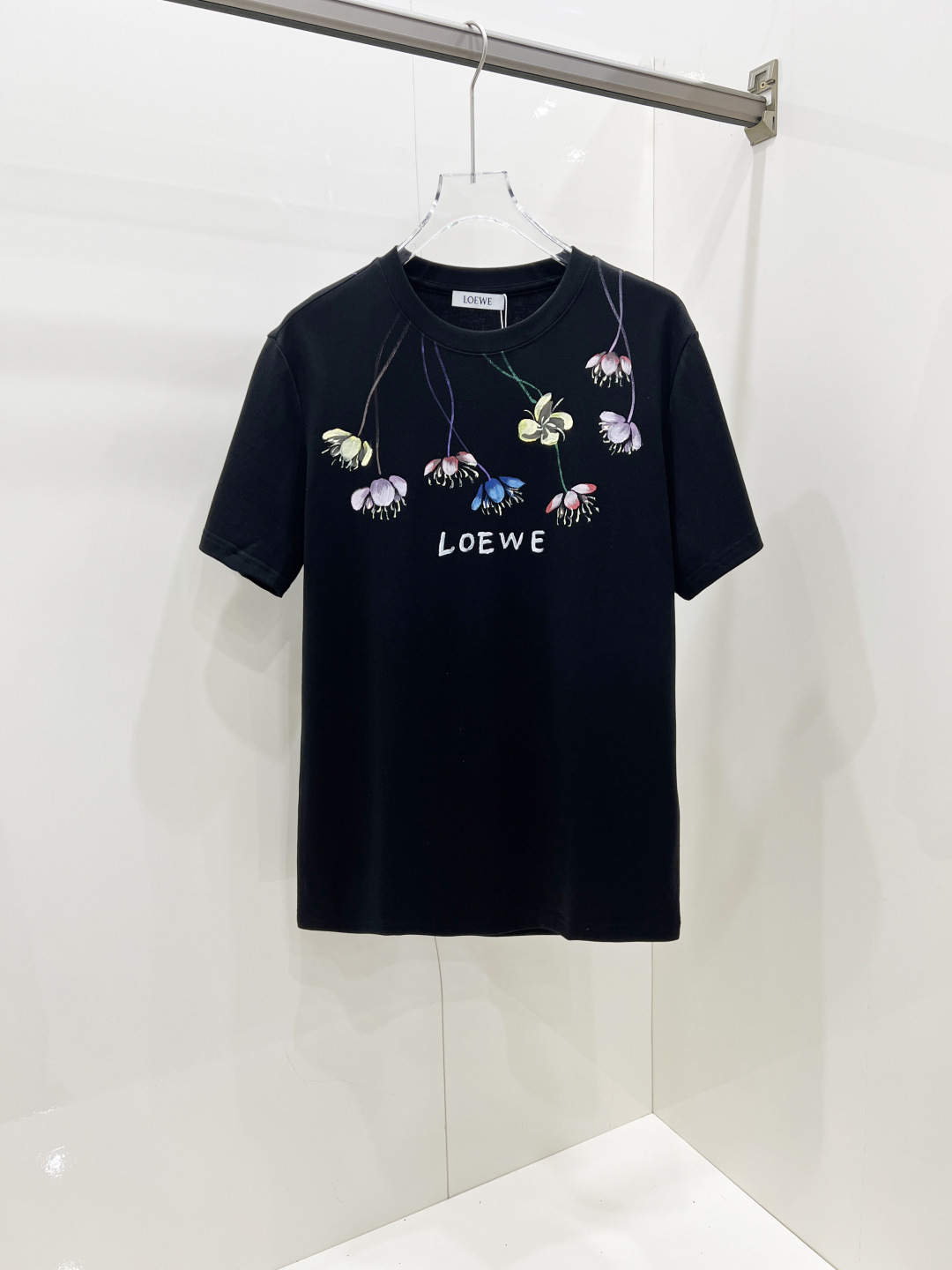 NO:445294,Loewe's new short-sleeved T-shirt for men and women in spring and summer, the latest model is exclusively available on the entire network!  !  ~ It is classic and fashionable and versatile, who doesn’t like it? It will show the classic again. It is very pleasing to the eye and comes with a low luxury halo and recognition!  The traditional brand concept and modern advanced technology are perfectly combined. Coupled with the extremely modern and modern minimalist design, exclusive logo pattern design!  Customized 100% imported pure cotton fabric!  The texture of this model is quite touching, the specifications and grades are known with tentacles. The degree of delicateness and breathability are top-notch!   Size S-2XL, loewe, loewe, T-shirt,tees, t-shirt,alexander wang19860909Loewe 罗意威 春夏新款男女同款短袖T恤,最新款全网独家首上！！~既经典有时尚百搭,谁不爱啊,将经典再次展现,非常的耐看,自带低奢光环与辨识度！传统的品牌理念和现代化的先进技术进行了完美结合.加上极其现代摩登风范的简约设计,专属logo图案设计！定制百分百进口纯棉面料！此款的质感相当感人 触手便知规格档次 细腻程度与透气效果堪称顶级！  尺码S-2XL,,loewe,loewe,T-shirt,tees，t-shirt,alexander wang,Men's clothing