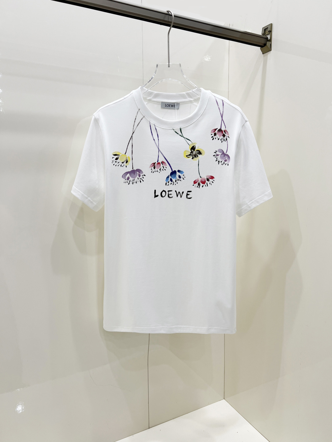 NO:445300,Loewe's new short-sleeved T-shirt for men and women in spring and summer, the latest model is exclusively available on the entire network!  !  ~ It is classic and fashionable and versatile, who doesn’t like it? It will show the classic again. It is very pleasing to the eye and comes with a low luxury halo and recognition!  The traditional brand concept and modern advanced technology are perfectly combined. Coupled with the extremely modern and modern minimalist design, exclusive logo pattern design!  Customized 100% imported pure cotton fabric!  The texture of this model is quite touching, the specifications and grades are known with tentacles. The degree of delicateness and breathability are top-notch!  Size S-2XL, loewe, loewe, T-shirt,tees, t-shirt,alexander wang19860909Loewe 罗意威 春夏新款男女同款短袖T恤,最新款全网独家首上！！~既经典有时尚百搭,谁不爱啊,将经典再次展现,非常的耐看,自带低奢光环与辨识度！传统的品牌理念和现代化的先进技术进行了完美结合.加上极其现代摩登风范的简约设计,专属logo图案设计！定制百分百进口纯棉面料！此款的质感相当感人 触手便知规格档次 细腻程度与透气效果堪称顶级！ 尺码S-2XL,,loewe,loewe,T-shirt,tees，t-shirt,alexander wang,Men's clothing