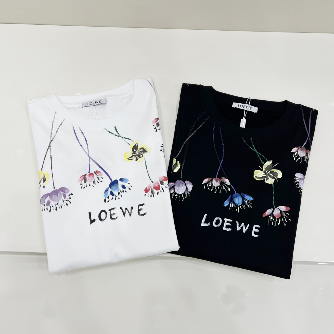 NO:453873,Loewe's new short-sleeved T-shirt for men and women in spring and summer, the latest model is exclusively available on the entire network!  !  ~ It is classic and fashionable and versatile, who doesn’t like it? It will show the classic again. It is very pleasing to the eye and comes with a low luxury halo and recognition!  The traditional brand concept and modern advanced technology are perfectly combined. Coupled with the extremely modern and modern minimalist design, exclusive logo pattern design!  Customized 100% imported pure cotton fabric!  The texture of this model is quite touching, the specifications and grades are known with tentacles. The degree of delicateness and breathability are top-notch!   Size S-2XL, loewe, loewe, T-shirt,tees, t-shirt,alexander wang19860909Loewe 罗意威 春夏新款男女同款短袖T恤,最新款全网独家首上！！~既经典有时尚百搭,谁不爱啊,将经典再次展现,非常的耐看,自带低奢光环与辨识度！传统的品牌理念和现代化的先进技术进行了完美结合.加上极其现代摩登风范的简约设计,专属logo图案设计！定制百分百进口纯棉面料！此款的质感相当感人 触手便知规格档次 细腻程度与透气效果堪称顶级！  尺码S-2XL,,loewe,loewe,T-shirt,tees，t-shirt,alexander wang,Men's clothing