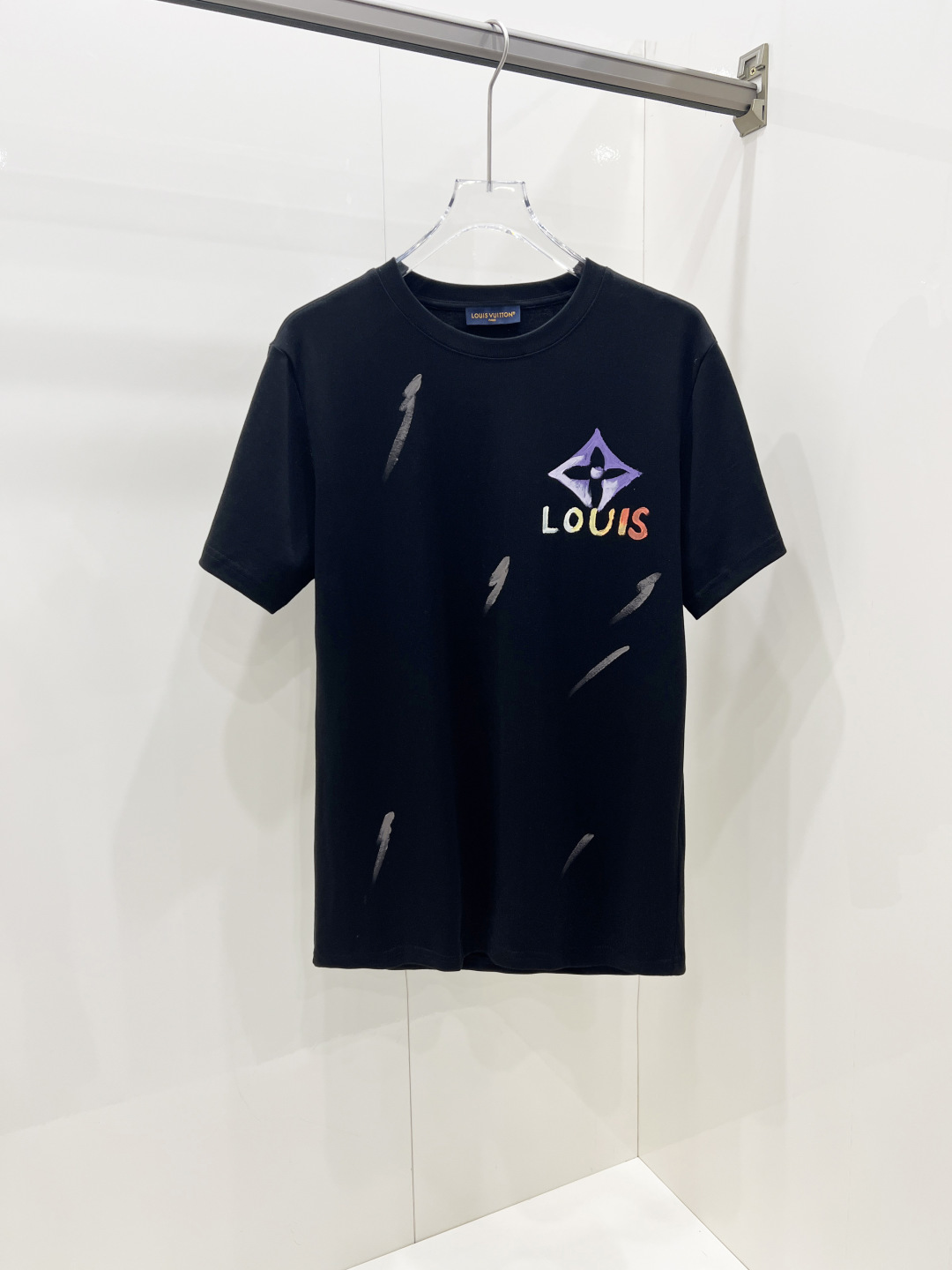 NO:445306,LV Louis Vuitton Spring and summer new short-sleeved T-shirt for men and women, the latest model is exclusively available on the entire network!  !  ~ It is classic and fashionable and versatile, who doesn’t like it? It will show the classic again. It is very pleasing to the eye and comes with a low luxury halo and recognition!  The traditional brand concept and modern advanced technology are perfectly combined. Coupled with the extremely modern and modern minimalist design, exclusive logo pattern design!  Customized 100% imported pure cotton fabric!  The texture of this model is quite touching, the specifications and grades are known with tentacles. The degree of delicateness and breathability are top-notch!  Size S-2XL, louis vuitton,louis vuitton,t-shirt,tees,t-shirt,alexander wang19860909LV 路易威登 春夏新款男女同款短袖T恤,最新款全网独家首上！！~既经典有时尚百搭,谁不爱啊,将经典再次展现,非常的耐看,自带低奢光环与辨识度！传统的品牌理念和现代化的先进技术进行了完美结合.加上极其现代摩登风范的简约设计,专属logo图案设计！定制百分百进口纯棉面料！此款的质感相当感人 触手便知规格档次 细腻程度与透气效果堪称顶级！ 尺码S-2XL,,louis vuitton,louis vuitton,T-shirt,tees，t-shirt,alexander wang,Men's clothing