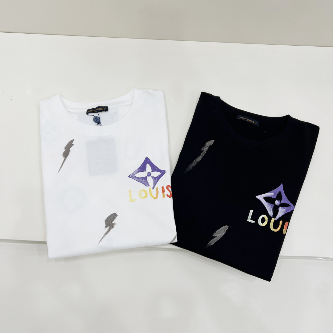 NO:453830,LV Louis Vuitton Spring and summer new short-sleeved T-shirt for men and women, the latest model is exclusively available on the entire network!  !  ~ It is classic and fashionable and versatile, who doesn’t like it? It will show the classic again. It is very pleasing to the eye and comes with a low luxury halo and recognition!  The traditional brand concept and modern advanced technology are perfectly combined. Coupled with the extremely modern and modern minimalist design, exclusive logo pattern design!  Customized 100% imported pure cotton fabric!  The texture of this model is quite touching, the specifications and grades are known with tentacles. The degree of delicateness and breathability are top-notch!  Size S-2XL, louis vuitton,louis vuitton,t-shirt,tees,t-shirt,alexander wang19860909LV 路易威登 春夏新款男女同款短袖T恤,最新款全网独家首上！！~既经典有时尚百搭,谁不爱啊,将经典再次展现,非常的耐看,自带低奢光环与辨识度！传统的品牌理念和现代化的先进技术进行了完美结合.加上极其现代摩登风范的简约设计,专属logo图案设计！定制百分百进口纯棉面料！此款的质感相当感人 触手便知规格档次 细腻程度与透气效果堪称顶级！ 尺码S-2XL,,louis vuitton,louis vuitton,T-shirt,tees，t-shirt,alexander wang,Men's clothing