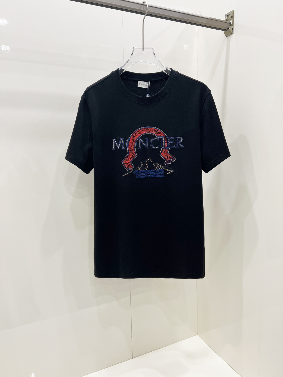 NO:445318,Moncler's cover-up spring and summer new short-sleeved T-shirt for men and women, the latest model is exclusively available on the entire network!  !  ~ It is classic and fashionable and versatile, who doesn’t like it? It will show the classic again. It is very pleasing to the eye and comes with a low luxury halo and recognition!  The traditional brand concept and modern advanced technology are perfectly combined. Coupled with the extremely modern and modern minimalist design, exclusive logo pattern design!  Customized 100% imported pure cotton fabric!  The texture of this model is quite touching, the specifications and grades are known with tentacles. The degree of delicateness and breathability are top-notch!  Size S-2XL, Moncler, T-shirt,tees, t-shirt,alexander wang19860909Moncler 蒙口 春夏新款男女同款短袖T恤,最新款全网独家首上！！~既经典有时尚百搭,谁不爱啊,将经典再次展现,非常的耐看,自带低奢光环与辨识度！传统的品牌理念和现代化的先进技术进行了完美结合.加上极其现代摩登风范的简约设计,专属logo图案设计！定制百分百进口纯棉面料！此款的质感相当感人 触手便知规格档次 细腻程度与透气效果堪称顶级！ 尺码S-2XL,,Moncler,T-shirt,tees，t-shirt,alexander wang,Men's clothing