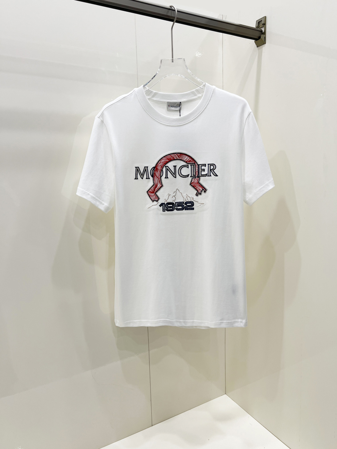 NO:445323,Moncler's cover-up spring and summer new short-sleeved T-shirt for men and women, the latest model is exclusively available on the entire network!  !  ~ It is classic and fashionable and versatile, who doesn’t like it? It will show the classic again. It is very pleasing to the eye and comes with a low luxury halo and recognition!  The traditional brand concept and modern advanced technology are perfectly combined. Coupled with the extremely modern and modern minimalist design, exclusive logo pattern design!  Customized 100% imported pure cotton fabric!  The texture of this model is quite touching, the specifications and grades are known with tentacles. The degree of delicateness and breathability are top-notch!  Size S-2XL., Moncler, T-shirt,tees, t-shirt,alexander wang19860909Moncler 蒙口 春夏新款男女同款短袖T恤,最新款全网独家首上！！~既经典有时尚百搭,谁不爱啊,将经典再次展现,非常的耐看,自带低奢光环与辨识度！传统的品牌理念和现代化的先进技术进行了完美结合.加上极其现代摩登风范的简约设计,专属logo图案设计！定制百分百进口纯棉面料！此款的质感相当感人 触手便知规格档次 细腻程度与透气效果堪称顶级！ 尺码S-2XL.,,Moncler,T-shirt,tees，t-shirt,alexander wang,Men's clothing