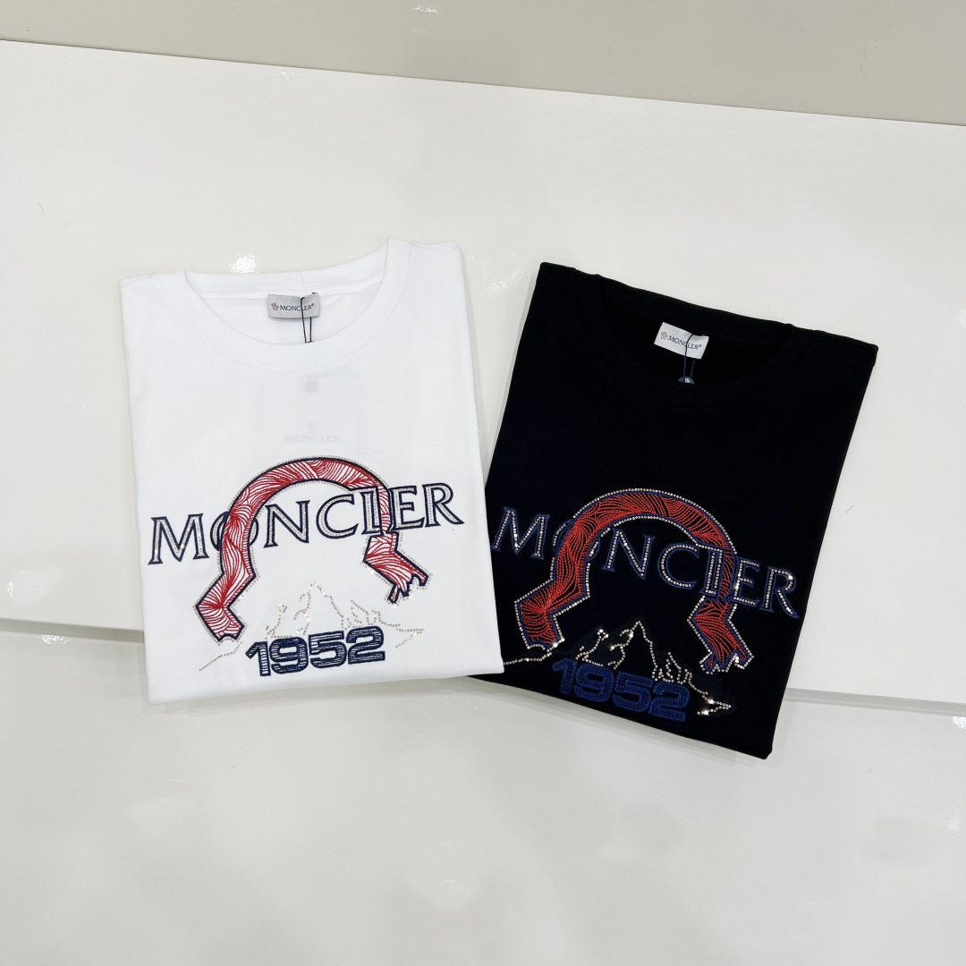 NO:453835,Moncler's cover-up spring and summer new short-sleeved T-shirt for men and women, the latest model is exclusively available on the entire network!  !  ~ It is classic and fashionable and versatile, who doesn’t like it? It will show the classic again. It is very pleasing to the eye and comes with a low luxury halo and recognition!  The traditional brand concept and modern advanced technology are perfectly combined. Coupled with the extremely modern and modern minimalist design, exclusive logo pattern design!  Customized 100% imported pure cotton fabric!  The texture of this model is quite touching, the specifications and grades are known with tentacles. The degree of delicateness and breathability are top-notch!  Size S-2XL, Moncler, T-shirt,tees, t-shirt,alexander wang19860909Moncler 蒙口 春夏新款男女同款短袖T恤,最新款全网独家首上！！~既经典有时尚百搭,谁不爱啊,将经典再次展现,非常的耐看,自带低奢光环与辨识度！传统的品牌理念和现代化的先进技术进行了完美结合.加上极其现代摩登风范的简约设计,专属logo图案设计！定制百分百进口纯棉面料！此款的质感相当感人 触手便知规格档次 细腻程度与透气效果堪称顶级！ 尺码S-2XL,,Moncler,T-shirt,tees，t-shirt,alexander wang,Men's clothing