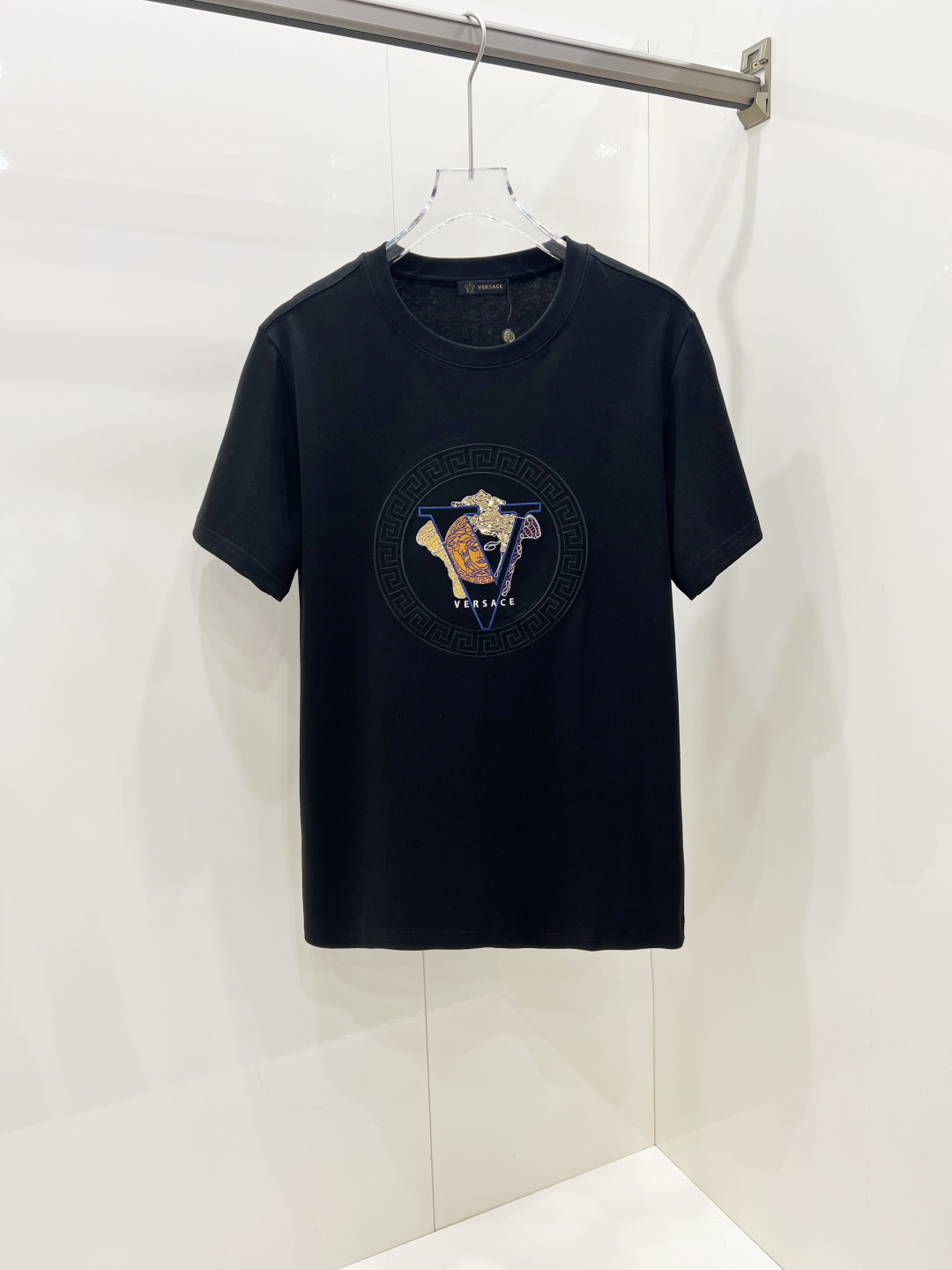 NO:445328,Versace spring and summer new short-sleeved T-shirt for men and women, the latest model is exclusively available on the entire network!  !  ~ It is classic and fashionable and versatile, who doesn’t like it? It will show the classic again. It is very pleasing to the eye and comes with a low luxury halo and recognition!  The traditional brand concept and modern advanced technology are perfectly combined. Coupled with the extremely modern and modern minimalist design, exclusive logo pattern design!  Customized 100% imported pure cotton fabric!  The texture of this model is quite touching, the specifications and grades are known with tentacles. The degree of delicateness and breathability are top-notch!  Size S-2XL, versace, versace, T-shirt, tees, t-shirt, alexander wang19860909Versace 范思哲春夏新款男女同款短袖T恤,最新款全网独家首上！！~既经典有时尚百搭,谁不爱啊,将经典再次展现,非常的耐看,自带低奢光环与辨识度！传统的品牌理念和现代化的先进技术进行了完美结合.加上极其现代摩登风范的简约设计,专属logo图案设计！定制百分百进口纯棉面料！此款的质感相当感人 触手便知规格档次 细腻程度与透气效果堪称顶级！ 尺码S-2XL,,versace,versace,T-shirt,tees，t-shirt,alexander wang,Men's clothing