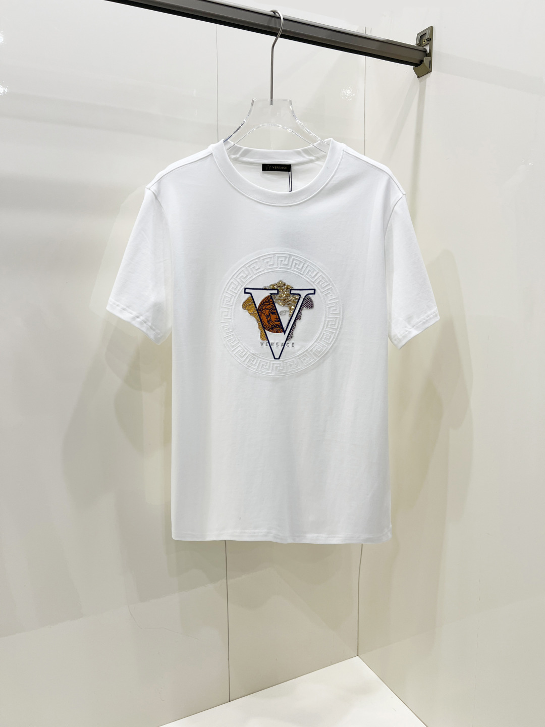 NO:445333,Versace spring and summer new short-sleeved T-shirt for men and women, the latest model is exclusively available on the entire network!  !  ~ It is classic and fashionable and versatile, who doesn’t like it? It will show the classic again. It is very pleasing to the eye and comes with a low luxury halo and recognition!  The traditional brand concept and modern advanced technology are perfectly combined. Coupled with the extremely modern and modern minimalist design, exclusive logo pattern design!  Customized 100% imported pure cotton fabric!  The texture of this model is quite touching, the specifications and grades are known with tentacles. The degree of delicateness and breathability are top-notch!   Size S-2XL, versace, versace, T-shirt, tees, t-shirt, alexander wang19860909Versace 范思哲春夏新款男女同款短袖T恤,最新款全网独家首上！！~既经典有时尚百搭,谁不爱啊,将经典再次展现,非常的耐看,自带低奢光环与辨识度！传统的品牌理念和现代化的先进技术进行了完美结合.加上极其现代摩登风范的简约设计,专属logo图案设计！定制百分百进口纯棉面料！此款的质感相当感人 触手便知规格档次 细腻程度与透气效果堪称顶级！  尺码S-2XL,,versace,versace,T-shirt,tees，t-shirt,alexander wang,Men's clothing