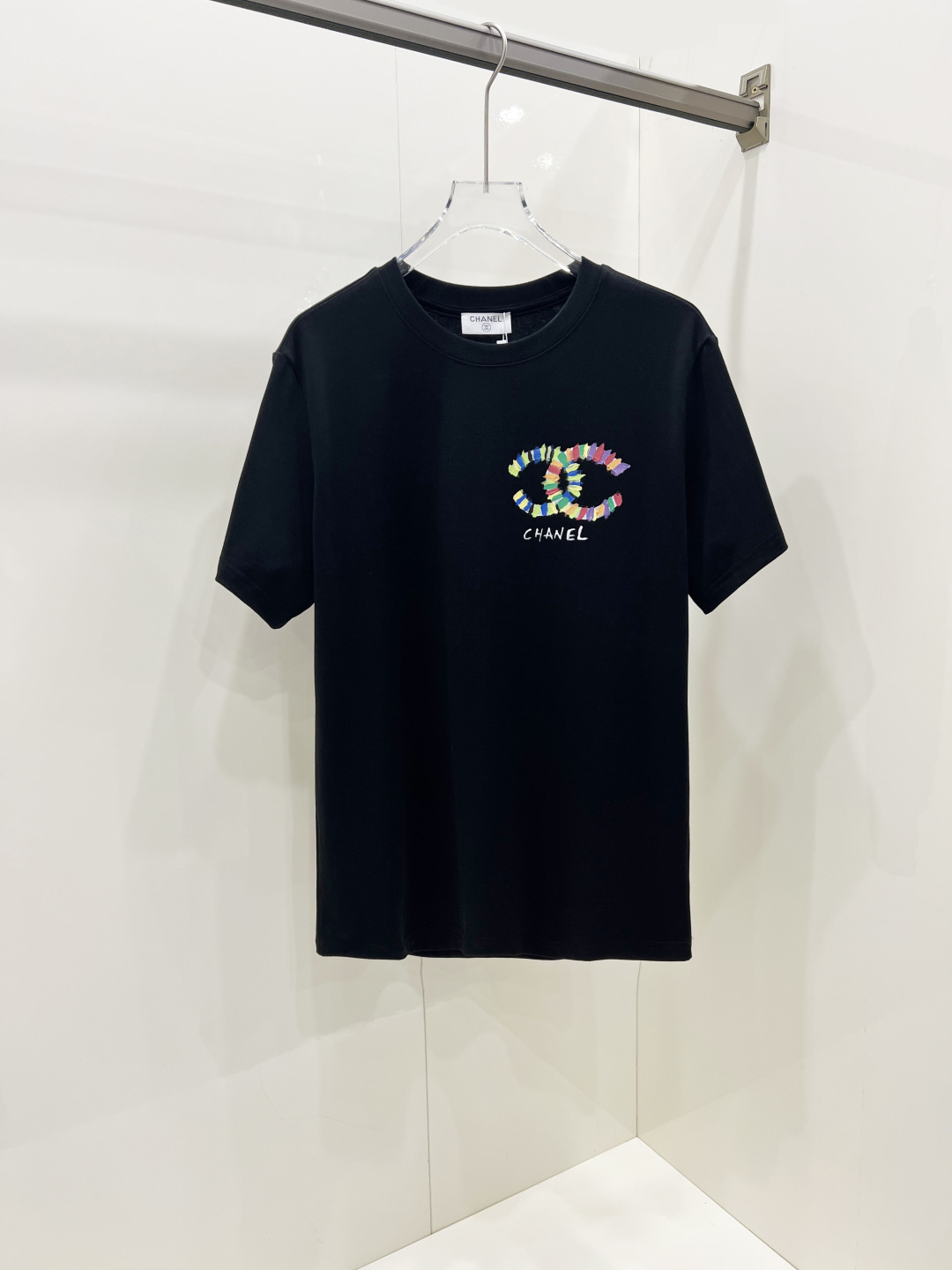 NO:445341,Chanel Chanel Spring and Summer New short-sleeved T-shirt for men and women, the latest model is exclusively available on the entire network!  !  ~ It is classic and fashionable and versatile, who doesn’t like it? It will show the classic again. It is very pleasing to the eye and comes with a low luxury halo and recognition!  The traditional brand concept and modern advanced technology are perfectly combined. Coupled with the extremely modern and modern minimalist design, exclusive logo pattern design!  Customized 100% imported pure cotton fabric!  The texture of this model is quite touching, the specifications and grades are known with tentacles. The degree of delicateness and breathability are top-notch!   Size S-2XL, chanel, chanel, T-shirt,tees, t-shirt,alexander wang19860909Chanel 香奈儿 春夏新款男女同款短袖T恤,最新款全网独家首上！！~既经典有时尚百搭,谁不爱啊,将经典再次展现,非常的耐看,自带低奢光环与辨识度！传统的品牌理念和现代化的先进技术进行了完美结合.加上极其现代摩登风范的简约设计,专属logo图案设计！定制百分百进口纯棉面料！此款的质感相当感人 触手便知规格档次 细腻程度与透气效果堪称顶级！  尺码S-2XL,,chanel,chanel,T-shirt,tees，t-shirt,alexander wang,Men's clothing