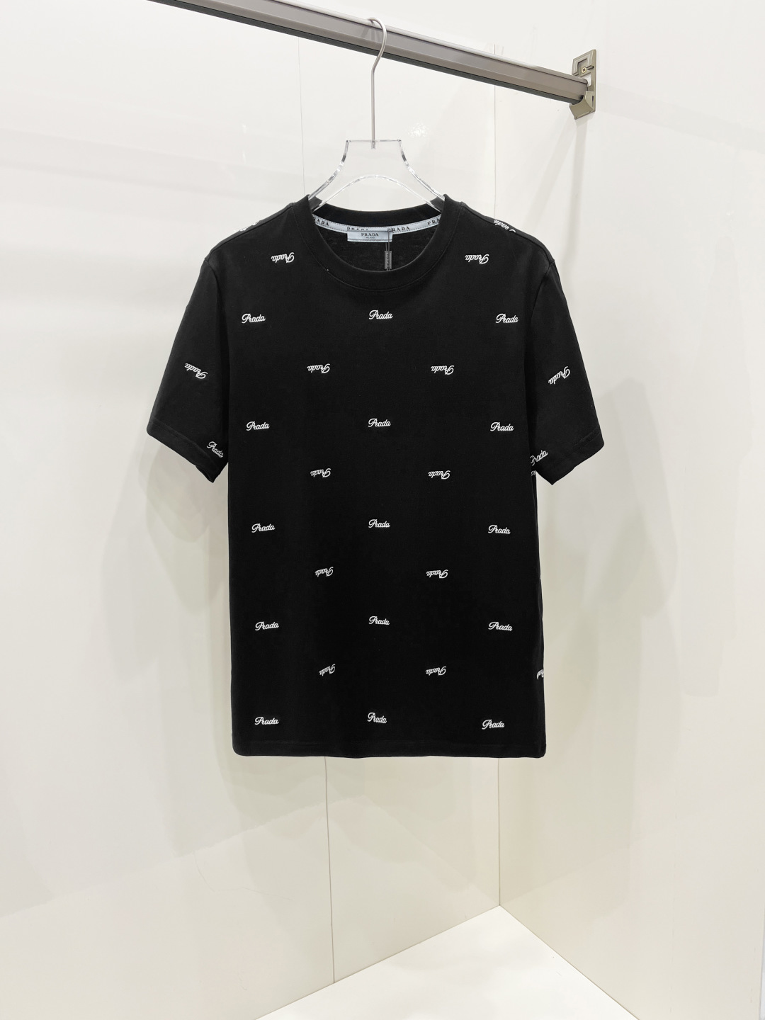 NO:445296,Prada Spring and summer new short-sleeved T-shirt for men and women, the latest model is exclusively available on the entire network!  !  ~ It is classic and fashionable and versatile, who doesn’t like it? It will show the classic again. It is very pleasing to the eye and comes with a low luxury halo and recognition!  The traditional brand concept and modern advanced technology are perfectly combined. Coupled with the extremely modern and modern minimalist design, exclusive logo pattern design!  Customized 100% imported pure cotton fabric!  The texture of this model is quite touching, the specifications and grades are known with tentacles. The degree of delicateness and breathability are top-notch!  Size S-2XL, prada, prada, T-shirt,tees, t-shirt,alexander wang19860909Prada 普拉达 春夏新款男女同款短袖T恤,最新款全网独家首上！！~既经典有时尚百搭,谁不爱啊,将经典再次展现,非常的耐看,自带低奢光环与辨识度！传统的品牌理念和现代化的先进技术进行了完美结合.加上极其现代摩登风范的简约设计,专属logo图案设计！定制百分百进口纯棉面料！此款的质感相当感人 触手便知规格档次 细腻程度与透气效果堪称顶级！ 尺码S-2XL,,prada,prada,T-shirt,tees，t-shirt,alexander wang,Men's clothing