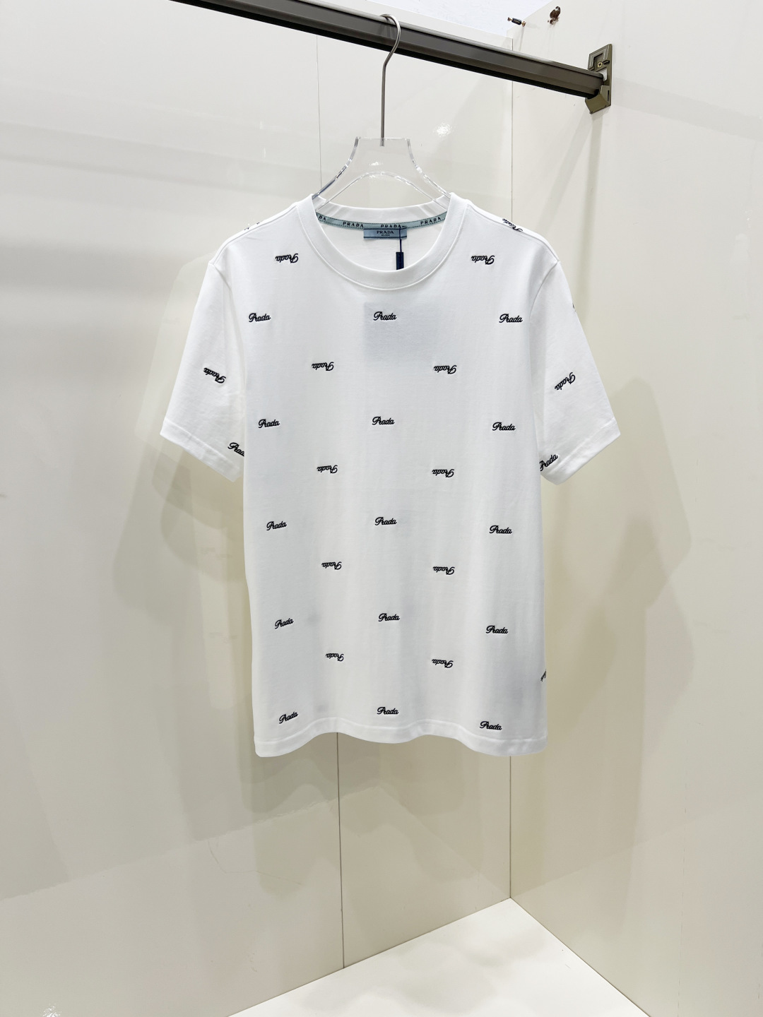 NO:445301,Prada Spring and summer new short-sleeved T-shirt for men and women, the latest model is exclusively available on the entire network!  !  ~ It is classic and fashionable and versatile, who doesn’t like it? It will show the classic again. It is very pleasing to the eye and comes with a low luxury halo and recognition!  The traditional brand concept and modern advanced technology are perfectly combined. Coupled with the extremely modern and modern minimalist design, exclusive logo pattern design!  Customized 100% imported pure cotton fabric!  The texture of this model is quite touching, the specifications and grades are known with tentacles. The degree of delicateness and breathability are top-notch!   Size S-2XL, prada, prada, T-shirt,tees, t-shirt,alexander wang19860909Prada 普拉达 春夏新款男女同款短袖T恤,最新款全网独家首上！！~既经典有时尚百搭,谁不爱啊,将经典再次展现,非常的耐看,自带低奢光环与辨识度！传统的品牌理念和现代化的先进技术进行了完美结合.加上极其现代摩登风范的简约设计,专属logo图案设计！定制百分百进口纯棉面料！此款的质感相当感人 触手便知规格档次 细腻程度与透气效果堪称顶级！  尺码S-2XL,,prada,prada,T-shirt,tees，t-shirt,alexander wang,Men's clothing