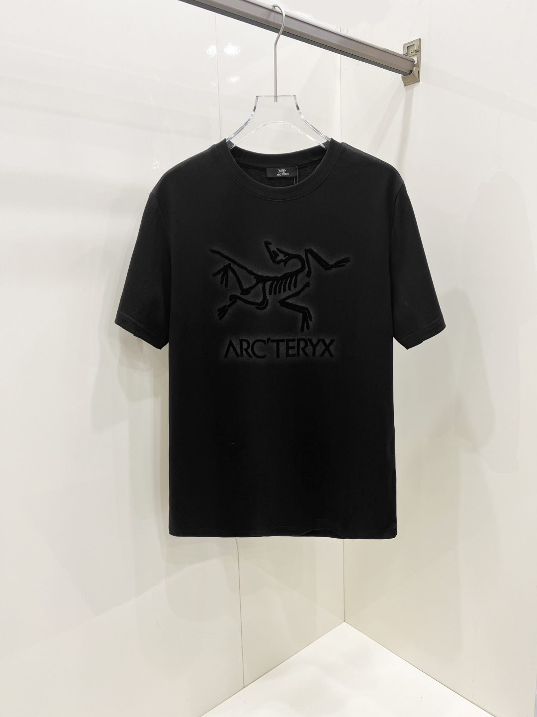 NO:445307,Arc'teryx Spring and summer new short-sleeved T-shirt for men and women, the latest model is exclusive to the entire network!  !  ~ It is classic and fashionable and versatile, who doesn’t like it? It will show the classic again. It is very pleasing to the eye and comes with a low luxury halo and recognition!  The traditional brand concept and modern advanced technology are perfectly combined. Coupled with the extremely modern and modern minimalist design, exclusive logo pattern design!  Customized 100% imported pure cotton fabric!  The texture of this model is quite touching, the specifications and grades are known with tentacles. The degree of delicateness and breathability are top-notch!   Size S-2XL, arc'teryx, T-shirt,tees, t-shirt,alexander wang19860909Arc'teryx 始祖鸟 春夏新款男女同款短袖T恤,最新款全网独家首上！！~既经典有时尚百搭,谁不爱啊,将经典再次展现,非常的耐看,自带低奢光环与辨识度！传统的品牌理念和现代化的先进技术进行了完美结合.加上极其现代摩登风范的简约设计,专属logo图案设计！定制百分百进口纯棉面料！此款的质感相当感人 触手便知规格档次 细腻程度与透气效果堪称顶级！  尺码S-2XL,arc'teryx,T-shirt,tees，t-shirt,alexander wang,Men's clothing