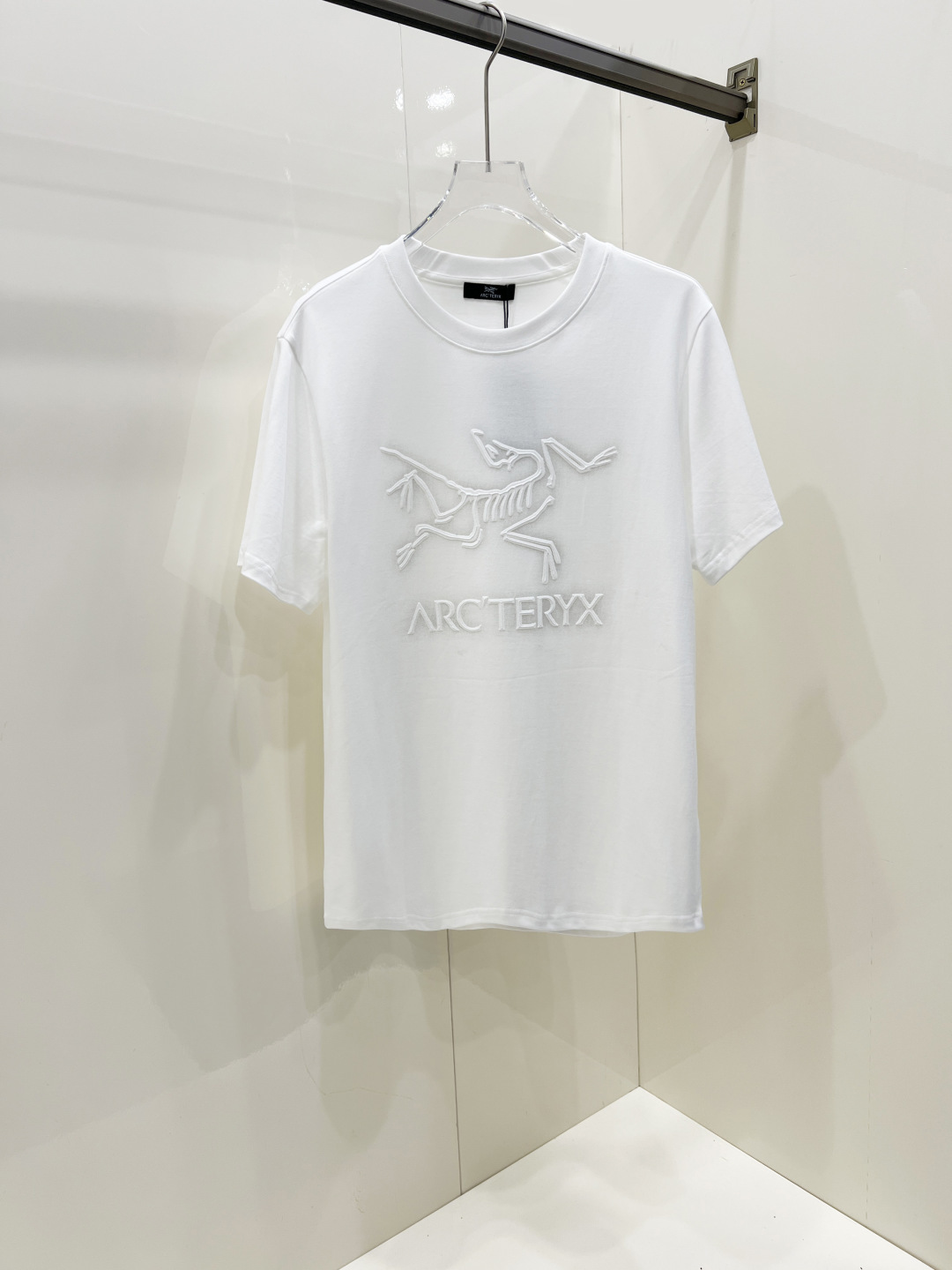 NO:445313,Arc'teryx Spring and summer new short-sleeved T-shirt for men and women, the latest model is exclusive to the entire network!  !  ~ It is classic and fashionable and versatile, who doesn’t like it? It will show the classic again. It is very pleasing to the eye and comes with a low luxury halo and recognition!  The traditional brand concept and modern advanced technology are perfectly combined. Coupled with the extremely modern and modern minimalist design, exclusive logo pattern design!  Customized 100% imported pure cotton fabric!  The texture of this model is quite touching, the specifications and grades are known with tentacles. The degree of delicateness and breathability are top-notch!  Size S-2XL, arc'teryx, T-shirt,tees, t-shirt,alexander wang19860909Arc'teryx 始祖鸟 春夏新款男女同款短袖T恤,最新款全网独家首上！！~既经典有时尚百搭,谁不爱啊,将经典再次展现,非常的耐看,自带低奢光环与辨识度！传统的品牌理念和现代化的先进技术进行了完美结合.加上极其现代摩登风范的简约设计,专属logo图案设计！定制百分百进口纯棉面料！此款的质感相当感人 触手便知规格档次 细腻程度与透气效果堪称顶级！ 尺码S-2XL,arc'teryx,T-shirt,tees，t-shirt,alexander wang,Men's clothing