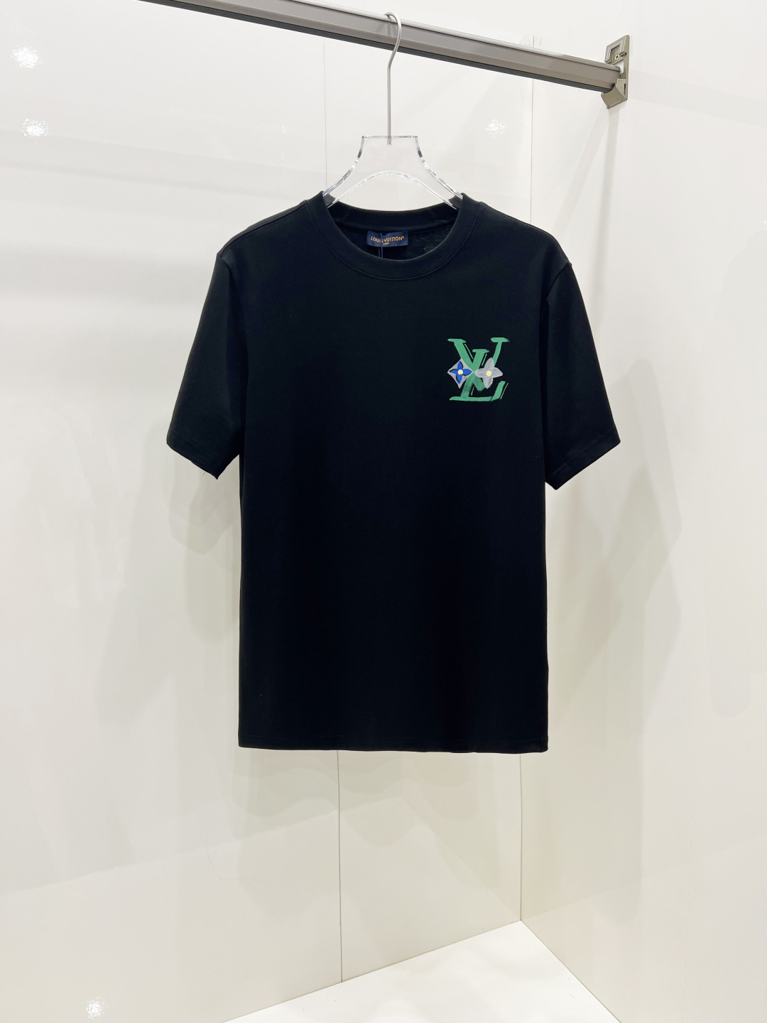 NO:445319,LV Louis Vuitton Spring and summer new short-sleeved T-shirt for men and women, the latest model is exclusively available on the entire network!  !  ~ It is classic and fashionable and versatile, who doesn’t like it? It will show the classic again. It is very pleasing to the eye and comes with a low luxury halo and recognition!  The traditional brand concept and modern advanced technology are perfectly combined. Coupled with the extremely modern and modern minimalist design, exclusive logo pattern design!  Customized 100% imported pure cotton fabric!  The texture of this model is quite touching, the specifications and grades are known with tentacles. The degree of delicateness and breathability are top-notch!  Size S-2XL, louis vuitton,louis vuitton,t-shirt,tees,t-shirt,alexander wang19860909LV 路易威登 春夏新款男女同款短袖T恤,最新款全网独家首上！！~既经典有时尚百搭,谁不爱啊,将经典再次展现,非常的耐看,自带低奢光环与辨识度！传统的品牌理念和现代化的先进技术进行了完美结合.加上极其现代摩登风范的简约设计,专属logo图案设计！定制百分百进口纯棉面料！此款的质感相当感人 触手便知规格档次 细腻程度与透气效果堪称顶级！ 尺码S-2XL,,louis vuitton,louis vuitton,T-shirt,tees，t-shirt,alexander wang,Men's clothing