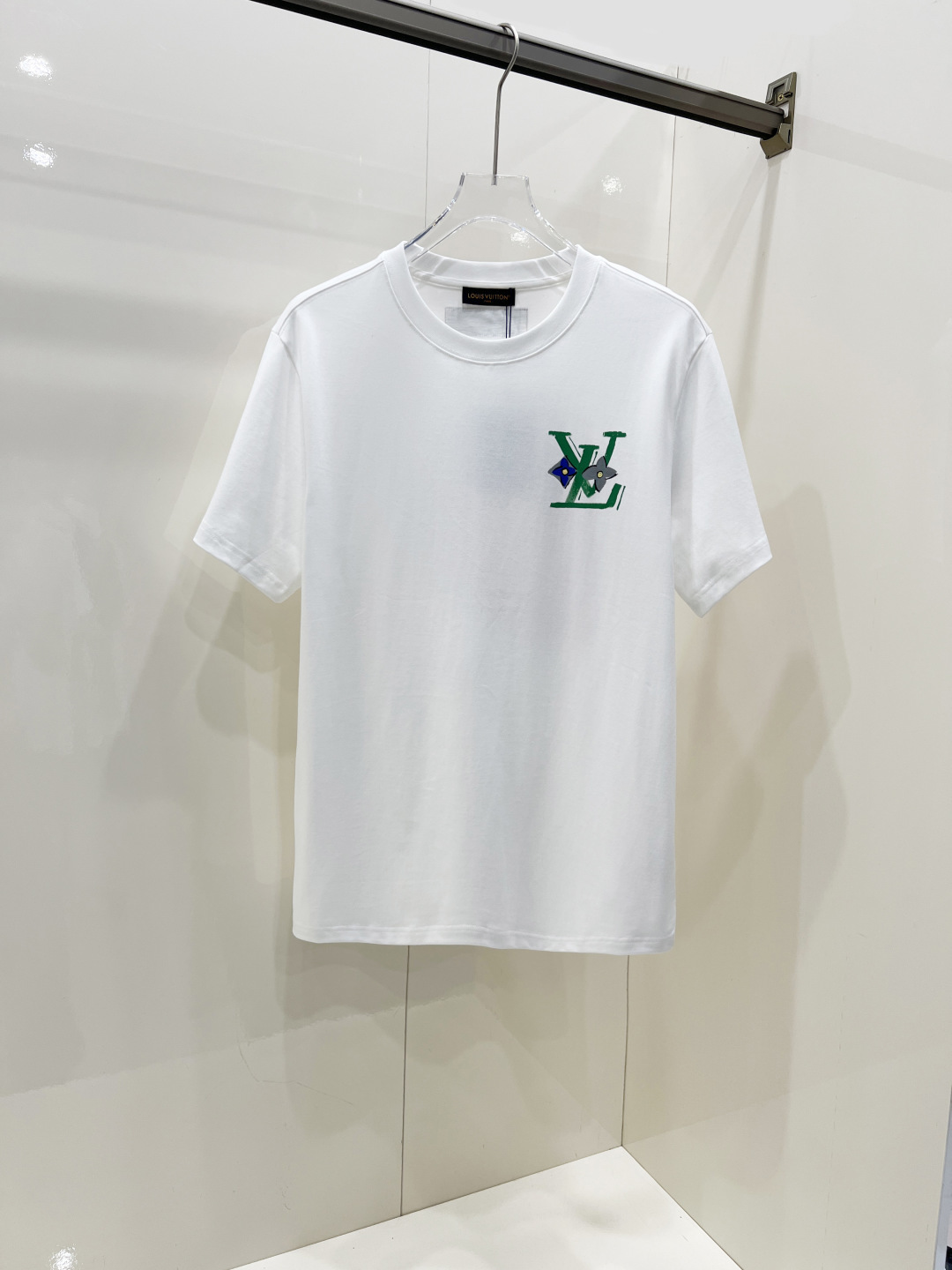 NO:445324,LV Louis Vuitton Spring and summer new short-sleeved T-shirt for men and women, the latest model is exclusively available on the entire network!  !  ~ It is classic and fashionable and versatile, who doesn’t like it? It will show the classic again. It is very pleasing to the eye and comes with a low luxury halo and recognition!  The traditional brand concept and modern advanced technology are perfectly combined. Coupled with the extremely modern and modern minimalist design, exclusive logo pattern design!  Customized 100% imported pure cotton fabric!  The texture of this model is quite touching, the specifications and grades are known with tentacles. The degree of delicateness and breathability are top-notch!  Size S-2XL, louis vuitton,louis vuitton,t-shirt,tees,t-shirt,alexander wang19860909LV 路易威登 春夏新款男女同款短袖T恤,最新款全网独家首上！！~既经典有时尚百搭,谁不爱啊,将经典再次展现,非常的耐看,自带低奢光环与辨识度！传统的品牌理念和现代化的先进技术进行了完美结合.加上极其现代摩登风范的简约设计,专属logo图案设计！定制百分百进口纯棉面料！此款的质感相当感人 触手便知规格档次 细腻程度与透气效果堪称顶级！ 尺码S-2XL,,louis vuitton,louis vuitton,T-shirt,tees，t-shirt,alexander wang,Men's clothing