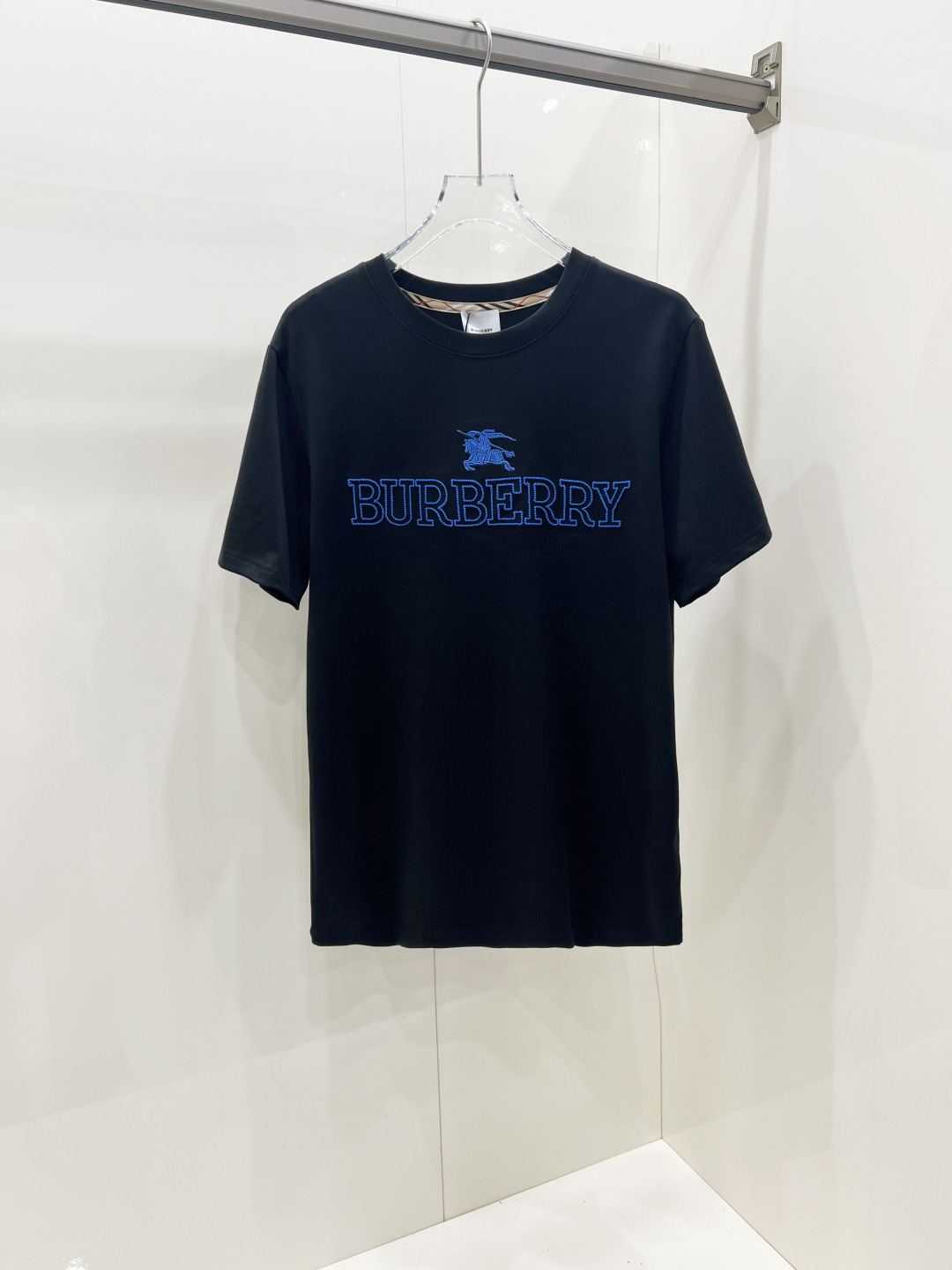 NO:445345,Burberry's new spring and summer short-sleeved T-shirt for men and women, the latest model is exclusively available on the entire network!  !  ~ It is classic and fashionable and versatile, who doesn’t like it? It will show the classic again. It is very pleasing to the eye and comes with a low luxury halo and recognition!  The traditional brand concept and modern advanced technology are perfectly combined. Coupled with the extremely modern and modern minimalist design, exclusive logo pattern design!  Customized 100% imported pure cotton fabric!  The texture of this model is quite touching, the specifications and grades are known with tentacles. The degree of delicateness and breathability are top-notch!   Size S-2XL, Burberry, Burberry, T-shirt,tees, t-shirt,alexander wang19860909Burberry 巴宝莉 春夏新款男女同款短袖T恤,最新款全网独家首上！！~既经典有时尚百搭,谁不爱啊,将经典再次展现,非常的耐看,自带低奢光环与辨识度！传统的品牌理念和现代化的先进技术进行了完美结合.加上极其现代摩登风范的简约设计,专属logo图案设计！定制百分百进口纯棉面料！此款的质感相当感人 触手便知规格档次 细腻程度与透气效果堪称顶级！  尺码S-2XL,,burberry,burberry,T-shirt,tees，t-shirt,alexander wang,Men's clothing