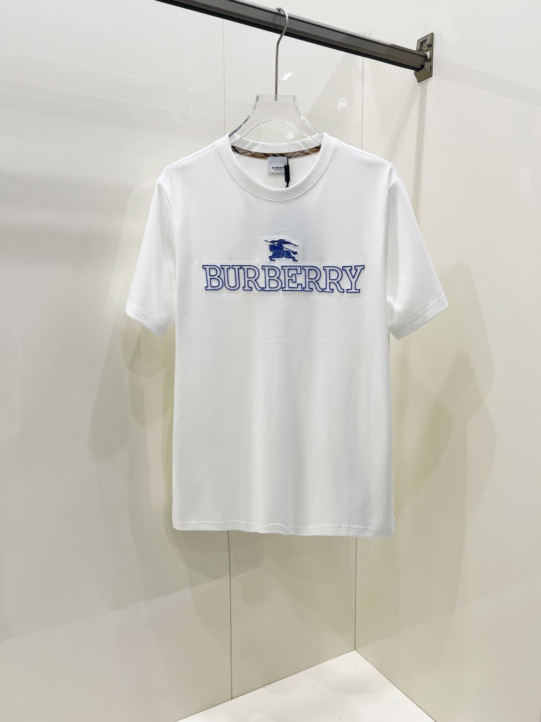 NO:445353,Burberry's new spring and summer short-sleeved T-shirt for men and women, the latest model is exclusively available on the entire network!  !  ~ It is classic and fashionable and versatile, who doesn’t like it? It will show the classic again. It is very pleasing to the eye and comes with a low luxury halo and recognition!  The traditional brand concept and modern advanced technology are perfectly combined. Coupled with the extremely modern and modern minimalist design, exclusive logo pattern design!  Customized 100% imported pure cotton fabric!  The texture of this model is quite touching, the specifications and grades are known with tentacles. The degree of delicateness and breathability are top-notch!   Size S-2XL, Burberry, Burberry, T-shirt,tees, t-shirt,alexander wang19860909Burberry 巴宝莉 春夏新款男女同款短袖T恤,最新款全网独家首上！！~既经典有时尚百搭,谁不爱啊,将经典再次展现,非常的耐看,自带低奢光环与辨识度！传统的品牌理念和现代化的先进技术进行了完美结合.加上极其现代摩登风范的简约设计,专属logo图案设计！定制百分百进口纯棉面料！此款的质感相当感人 触手便知规格档次 细腻程度与透气效果堪称顶级！  尺码S-2XL,,burberry,burberry,T-shirt,tees，t-shirt,alexander wang,Men's clothing