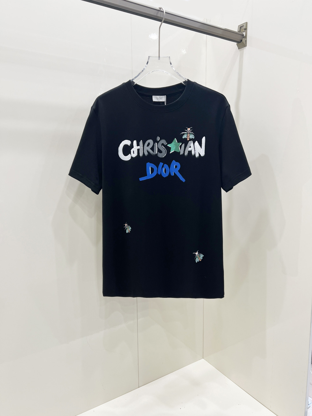 NO:445362,Dior new spring and summer short-sleeved T-shirt for men and women, the latest model is exclusively available on the entire network!  !  ~ It is classic and fashionable and versatile, who doesn’t like it? It will show the classic again. It is very pleasing to the eye and comes with a low luxury halo and recognition!  The traditional brand concept and modern advanced technology are perfectly combined. Coupled with the extremely modern and modern minimalist design, exclusive logo pattern design!  Customized 100% imported pure cotton fabric!  The texture of this model is quite touching, the specifications and grades are known with tentacles. The degree of delicateness and breathability are top-notch!   Size S-2XL, dior,dior,t-shirt,tees,t-shirt,alexander wang19860909Dior 迪奥 春夏新款男女同款短袖T恤,最新款全网独家首上！！~既经典有时尚百搭,谁不爱啊,将经典再次展现,非常的耐看,自带低奢光环与辨识度！传统的品牌理念和现代化的先进技术进行了完美结合.加上极其现代摩登风范的简约设计,专属logo图案设计！定制百分百进口纯棉面料！此款的质感相当感人 触手便知规格档次 细腻程度与透气效果堪称顶级！  尺码S-2XL,,dior,dior,T-shirt,tees，t-shirt,alexander wang,Men's clothing