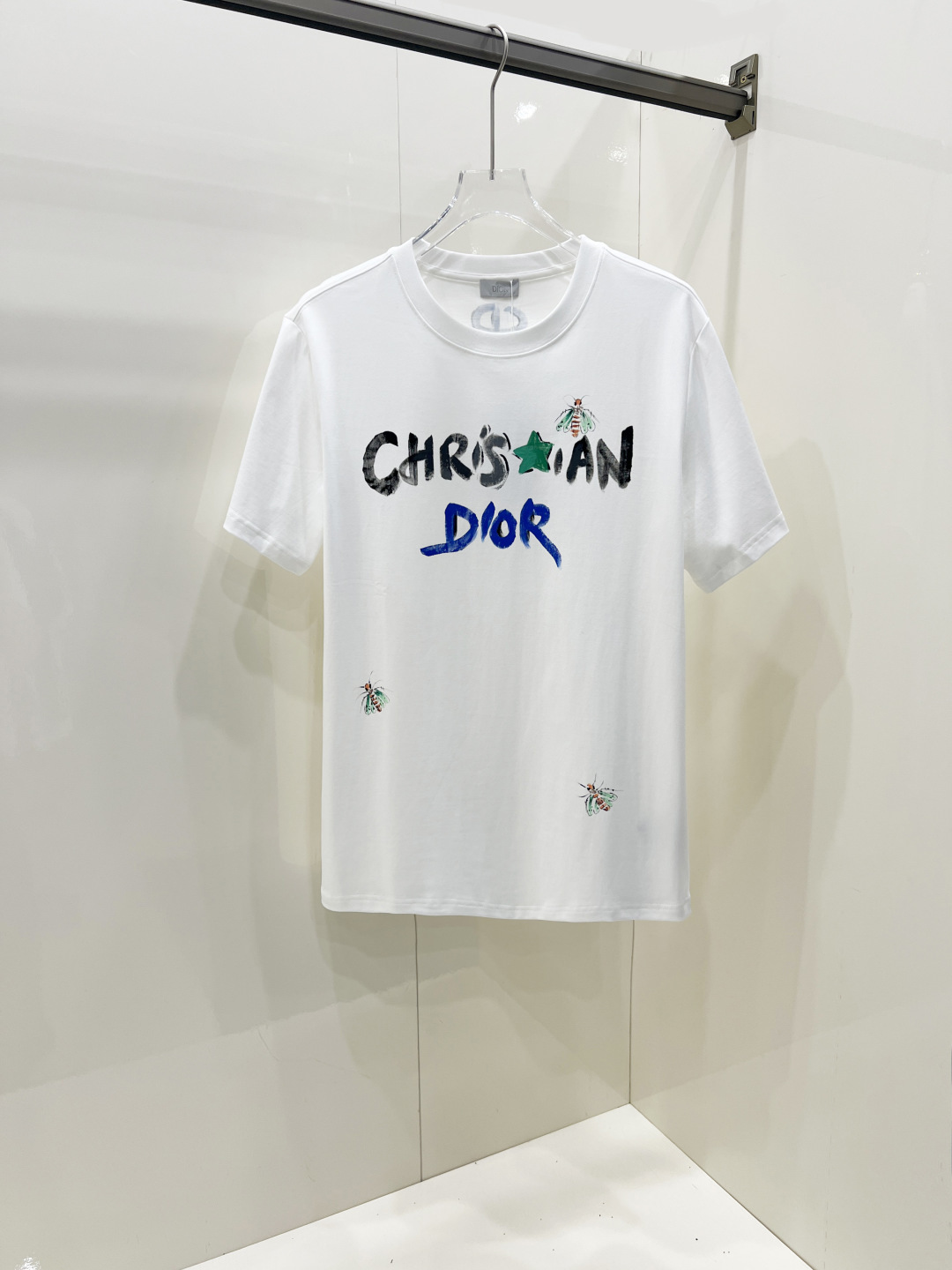 NO:445371,Dior new spring and summer short-sleeved T-shirt for men and women, the latest model is exclusively available on the entire network!  !  ~ It is classic and fashionable and versatile, who doesn’t like it? It will show the classic again. It is very pleasing to the eye and comes with a low luxury halo and recognition!  The traditional brand concept and modern advanced technology are perfectly combined. Coupled with the extremely modern and modern minimalist design, exclusive logo pattern design!  Customized 100% imported pure cotton fabric!  The texture of this model is quite touching, the specifications and grades are known with tentacles. The degree of delicateness and breathability are top-notch!   Size S-2XL, dior,dior,t-shirt,tees,t-shirt,alexander wang19860909Dior 迪奥 春夏新款男女同款短袖T恤,最新款全网独家首上！！~既经典有时尚百搭,谁不爱啊,将经典再次展现,非常的耐看,自带低奢光环与辨识度！传统的品牌理念和现代化的先进技术进行了完美结合.加上极其现代摩登风范的简约设计,专属logo图案设计！定制百分百进口纯棉面料！此款的质感相当感人 触手便知规格档次 细腻程度与透气效果堪称顶级！  尺码S-2XL,,dior,dior,T-shirt,tees，t-shirt,alexander wang,Men's clothing