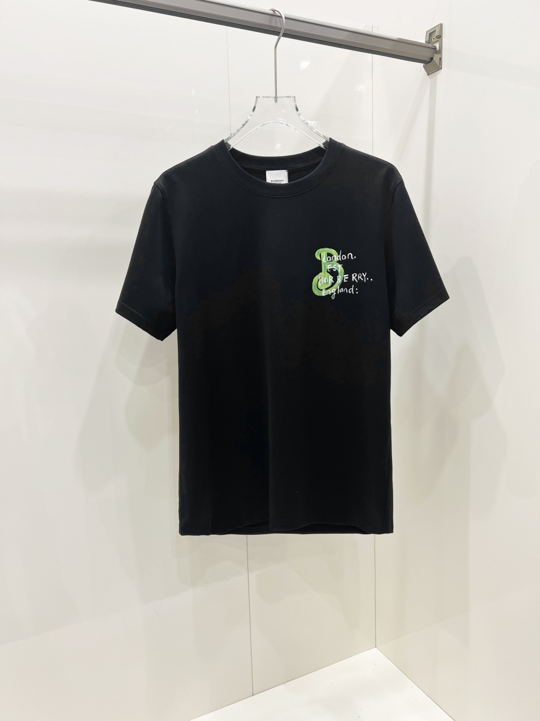 NO:445380,Burberry's new spring and summer short-sleeved T-shirt for men and women, the latest model is exclusively available on the entire network!  !  ~ It is classic and fashionable and versatile, who doesn’t like it? It will show the classic again. It is very pleasing to the eye and comes with a low luxury halo and recognition!  The traditional brand concept and modern advanced technology are perfectly combined. Coupled with the extremely modern and modern minimalist design, exclusive logo pattern design!  Customized 100% imported pure cotton fabric!  The texture of this model is quite touching, the specifications and grades are known with tentacles. The degree of delicateness and breathability are top-notch!   Size S-2XL, Burberry, Burberry, T-shirt,tees, t-shirt,alexander wang19860909Burberry 巴宝莉 春夏新款男女同款短袖T恤,最新款全网独家首上！！~既经典有时尚百搭,谁不爱啊,将经典再次展现,非常的耐看,自带低奢光环与辨识度！传统的品牌理念和现代化的先进技术进行了完美结合.加上极其现代摩登风范的简约设计,专属logo图案设计！定制百分百进口纯棉面料！此款的质感相当感人 触手便知规格档次 细腻程度与透气效果堪称顶级！  尺码S-2XL,,burberry,burberry,T-shirt,tees，t-shirt,alexander wang,Men's clothing