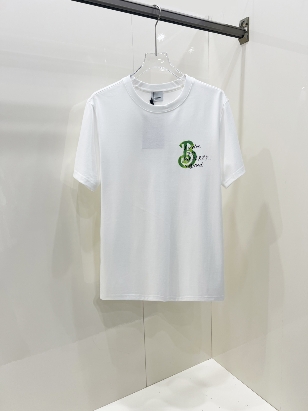 NO:445389,Burberry's new spring and summer short-sleeved T-shirt for men and women, the latest model is exclusively available on the entire network!  !  ~ It is classic and fashionable and versatile, who doesn’t like it? It will show the classic again. It is very pleasing to the eye and comes with a low luxury halo and recognition!  The traditional brand concept and modern advanced technology are perfectly combined. Coupled with the extremely modern and modern minimalist design, exclusive logo pattern design!  Customized 100% imported pure cotton fabric!  The texture of this model is quite touching, the specifications and grades are known with tentacles. The degree of delicateness and breathability are top-notch!  Size S-2XL, Burberry, Burberry, T-shirt,tees, t-shirt,alexander wang19860909Burberry 巴宝莉 春夏新款男女同款短袖T恤,最新款全网独家首上！！~既经典有时尚百搭,谁不爱啊,将经典再次展现,非常的耐看,自带低奢光环与辨识度！传统的品牌理念和现代化的先进技术进行了完美结合.加上极其现代摩登风范的简约设计,专属logo图案设计！定制百分百进口纯棉面料！此款的质感相当感人 触手便知规格档次 细腻程度与透气效果堪称顶级！ 尺码S-2XL,,burberry,burberry,T-shirt,tees，t-shirt,alexander wang,Men's clothing