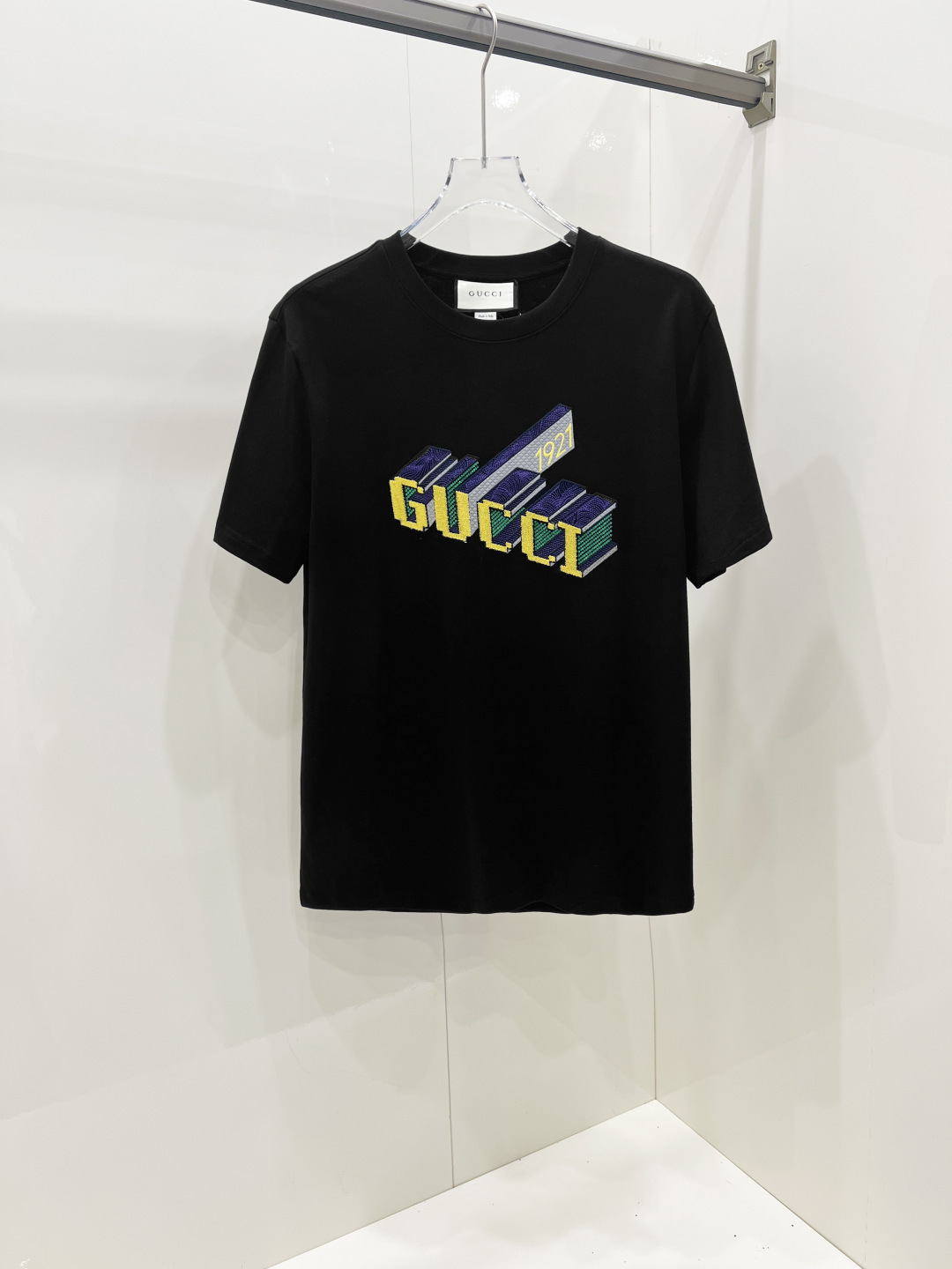 NO:445397,Gucci's new short-sleeved T-shirt for men and women in spring and summer, the latest model is exclusively available on the entire network!  !  ~ It is classic and fashionable and versatile, who doesn’t like it? It will show the classic again. It is very pleasing to the eye and comes with a low luxury halo and recognition!  The traditional brand concept and modern advanced technology are perfectly combined. Coupled with the extremely modern and modern minimalist design, exclusive logo pattern design!  Customized 100% imported pure cotton fabric!  The texture of this model is quite touching, the specifications and grades are known with tentacles. The degree of delicateness and breathability are top-notch!  Size S-2XL, gucci, gucci, T-shirt, tees, t-shirt, alexander wang19860909Gucci 古驰 春夏新款男女同款短袖T恤,最新款全网独家首上！！~既经典有时尚百搭,谁不爱啊,将经典再次展现,非常的耐看,自带低奢光环与辨识度！传统的品牌理念和现代化的先进技术进行了完美结合.加上极其现代摩登风范的简约设计,专属logo图案设计！定制百分百进口纯棉面料！此款的质感相当感人 触手便知规格档次 细腻程度与透气效果堪称顶级！ 尺码S-2XL,,gucci,gucci,T-shirt,tees，t-shirt,alexander wang,Men's clothing