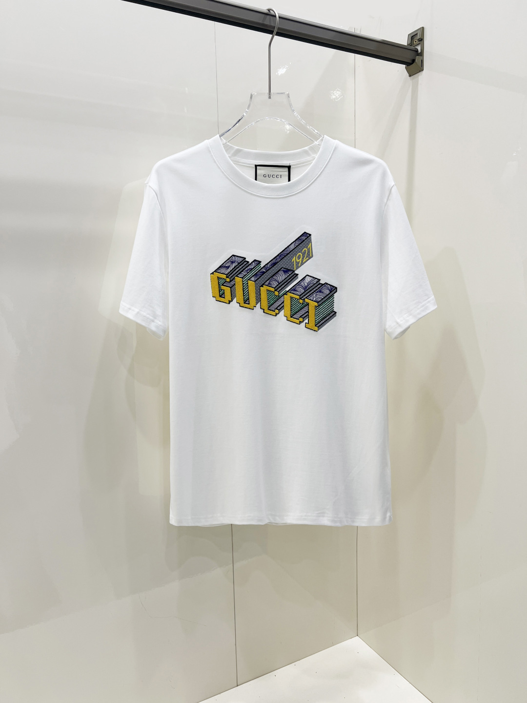 NO:445403,Gucci's new short-sleeved T-shirt for men and women in spring and summer, the latest model is exclusively available on the entire network!  !  ~ It is classic and fashionable and versatile, who doesn’t like it? It will show the classic again. It is very pleasing to the eye and comes with a low luxury halo and recognition!  The traditional brand concept and modern advanced technology are perfectly combined. Coupled with the extremely modern and modern minimalist design, exclusive logo pattern design!  Customized 100% imported pure cotton fabric!  The texture of this model is quite touching, the specifications and grades are known with tentacles. The degree of delicateness and breathability are top-notch!  Size S-2XL, gucci, gucci, T-shirt, tees, t-shirt, alexander wang19860909Gucci 古驰 春夏新款男女同款短袖T恤,最新款全网独家首上！！~既经典有时尚百搭,谁不爱啊,将经典再次展现,非常的耐看,自带低奢光环与辨识度！传统的品牌理念和现代化的先进技术进行了完美结合.加上极其现代摩登风范的简约设计,专属logo图案设计！定制百分百进口纯棉面料！此款的质感相当感人 触手便知规格档次 细腻程度与透气效果堪称顶级！ 尺码S-2XL,,gucci,gucci,T-shirt,tees，t-shirt,alexander wang,Men's clothing