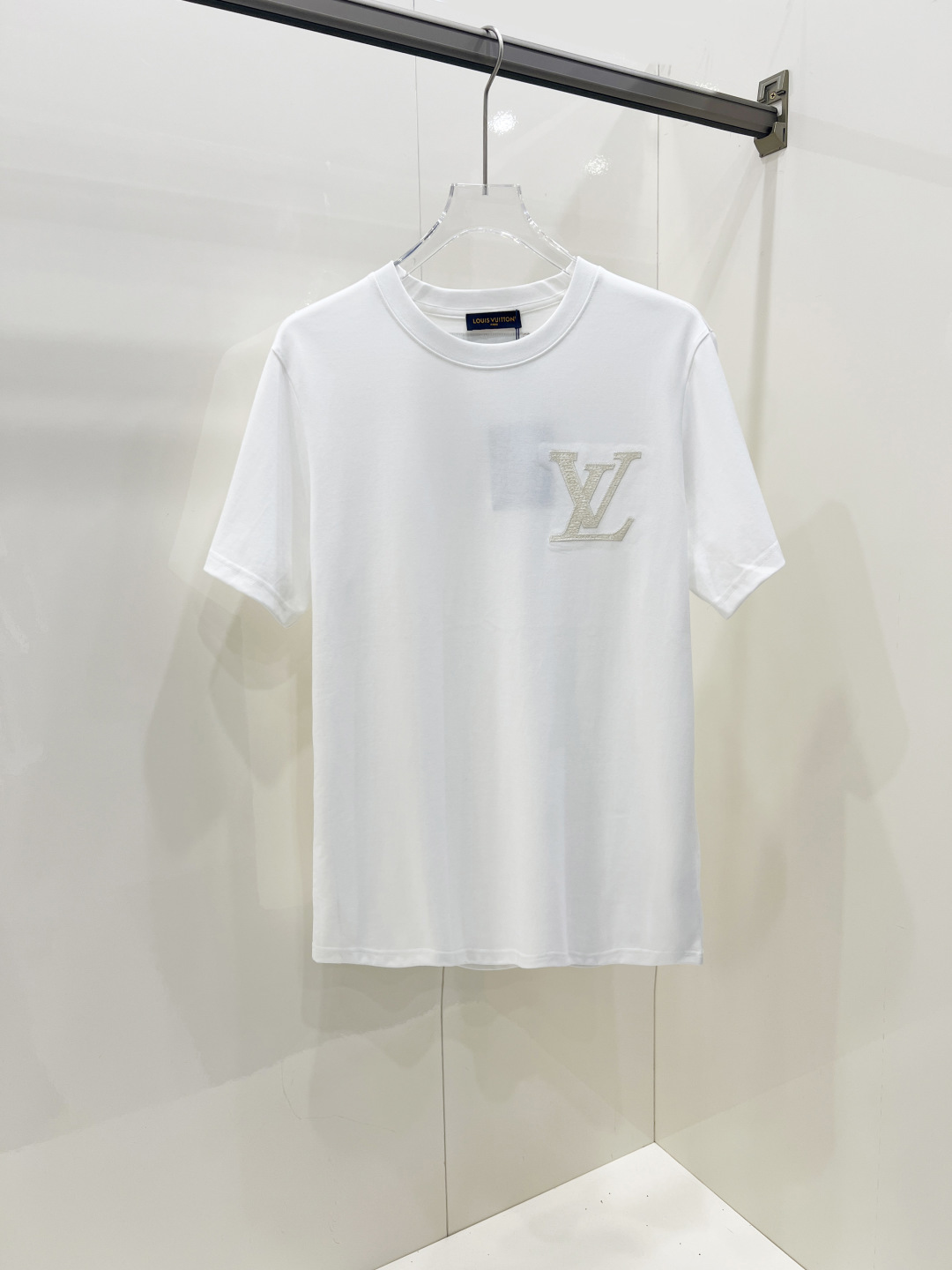 NO:445410,LV Louis Vuitton Spring and summer new short-sleeved T-shirt for men and women, the latest model is exclusively available on the entire network!  !  ~ It is classic and fashionable and versatile, who doesn’t like it? It will show the classic again. It is very pleasing to the eye and comes with a low luxury halo and recognition!  The traditional brand concept and modern advanced technology are perfectly combined. Coupled with the extremely modern and modern minimalist design, exclusive logo pattern design!  Customized 100% imported pure cotton fabric!  The texture of this model is quite touching, the specifications and grades are known with tentacles. The degree of delicateness and breathability are top-notch!  Size S-2XL, louis vuitton,louis vuitton,t-shirt,tees,t-shirt,alexander wang19860909LV 路易威登 春夏新款男女同款短袖T恤,最新款全网独家首上！！~既经典有时尚百搭,谁不爱啊,将经典再次展现,非常的耐看,自带低奢光环与辨识度！传统的品牌理念和现代化的先进技术进行了完美结合.加上极其现代摩登风范的简约设计,专属logo图案设计！定制百分百进口纯棉面料！此款的质感相当感人 触手便知规格档次 细腻程度与透气效果堪称顶级！ 尺码S-2XL,,louis vuitton,louis vuitton,T-shirt,tees，t-shirt,alexander wang,Men's clothing