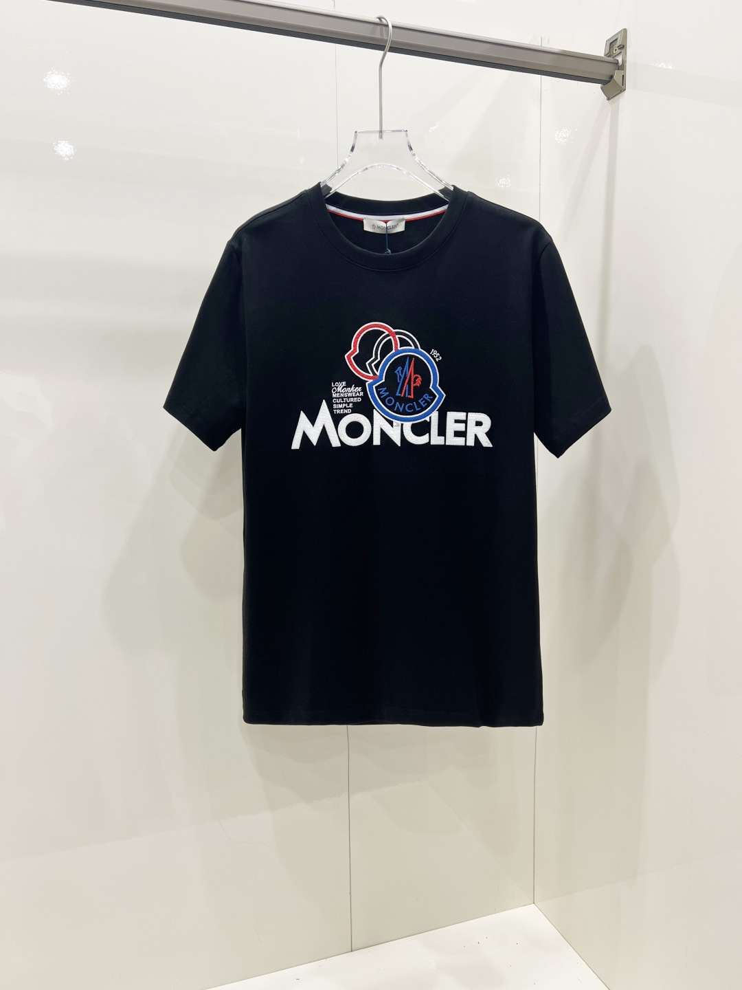 NO:445416,Moncler's cover-up spring and summer new short-sleeved T-shirt for men and women, the latest model is exclusively available on the entire network!  !  ~ It is classic and fashionable and versatile, who doesn’t like it? It will show the classic again. It is very pleasing to the eye and comes with a low luxury halo and recognition!  The traditional brand concept and modern advanced technology are perfectly combined. Coupled with the extremely modern and modern minimalist design, exclusive logo pattern design!  Customized 100% imported pure cotton fabric!  The texture of this model is quite touching, the specifications and grades are known with tentacles. The degree of delicateness and breathability are top-notch!  Size S-2XL, Moncler, T-shirt,tees, t-shirt,alexander wang19860909Moncler 蒙口 春夏新款男女同款短袖T恤,最新款全网独家首上！！~既经典有时尚百搭,谁不爱啊,将经典再次展现,非常的耐看,自带低奢光环与辨识度！传统的品牌理念和现代化的先进技术进行了完美结合.加上极其现代摩登风范的简约设计,专属logo图案设计！定制百分百进口纯棉面料！此款的质感相当感人 触手便知规格档次 细腻程度与透气效果堪称顶级！ 尺码S-2XL,,Moncler,T-shirt,tees，t-shirt,alexander wang,Men's clothing