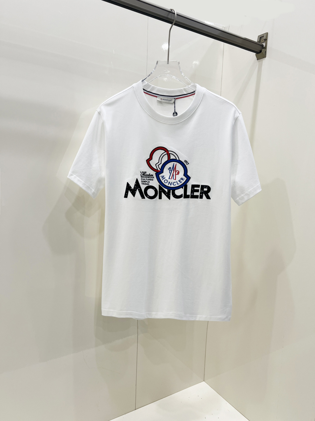 NO:445422,Moncler's cover-up spring and summer new short-sleeved T-shirt for men and women, the latest model is exclusively available on the entire network!  !  ~ It is classic and fashionable and versatile, who doesn’t like it? It will show the classic again. It is very pleasing to the eye and comes with a low luxury halo and recognition!  The traditional brand concept and modern advanced technology are perfectly combined. Coupled with the extremely modern and modern minimalist design, exclusive logo pattern design!  Customized 100% imported pure cotton fabric!  The texture of this model is quite touching, the specifications and grades are known with tentacles. The degree of delicateness and breathability are top-notch!   Size S-2XL, Moncler, T-shirt,tees, t-shirt,alexander wang19860909Moncler 蒙口 春夏新款男女同款短袖T恤,最新款全网独家首上！！~既经典有时尚百搭,谁不爱啊,将经典再次展现,非常的耐看,自带低奢光环与辨识度！传统的品牌理念和现代化的先进技术进行了完美结合.加上极其现代摩登风范的简约设计,专属logo图案设计！定制百分百进口纯棉面料！此款的质感相当感人 触手便知规格档次 细腻程度与透气效果堪称顶级！  尺码S-2XL,,Moncler,T-shirt,tees，t-shirt,alexander wang,Men's clothing