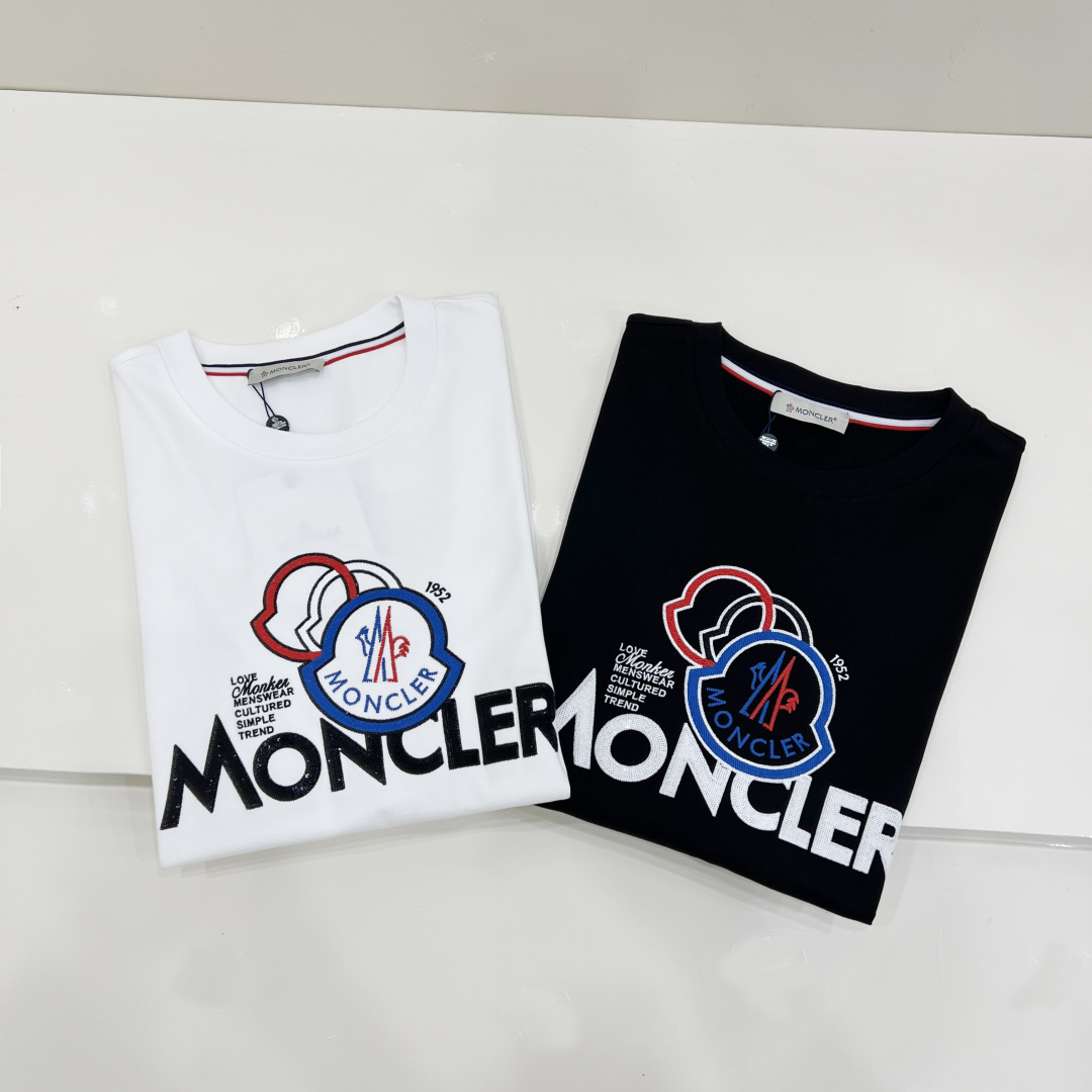 NO:453853,Moncler's cover-up spring and summer new short-sleeved T-shirt for men and women, the latest model is exclusively available on the entire network!  !  ~ It is classic and fashionable and versatile, who doesn’t like it? It will show the classic again. It is very pleasing to the eye and comes with a low luxury halo and recognition!  The traditional brand concept and modern advanced technology are perfectly combined. Coupled with the extremely modern and modern minimalist design, exclusive logo pattern design!  Customized 100% imported pure cotton fabric!  The texture of this model is quite touching, the specifications and grades are known with tentacles. The degree of delicateness and breathability are top-notch!   Size S-2XL, Moncler, T-shirt,tees, t-shirt,alexander wang19860909Moncler 蒙口 春夏新款男女同款短袖T恤,最新款全网独家首上！！~既经典有时尚百搭,谁不爱啊,将经典再次展现,非常的耐看,自带低奢光环与辨识度！传统的品牌理念和现代化的先进技术进行了完美结合.加上极其现代摩登风范的简约设计,专属logo图案设计！定制百分百进口纯棉面料！此款的质感相当感人 触手便知规格档次 细腻程度与透气效果堪称顶级！  尺码S-2XL,,Moncler,T-shirt,tees，t-shirt,alexander wang,Men's clothing