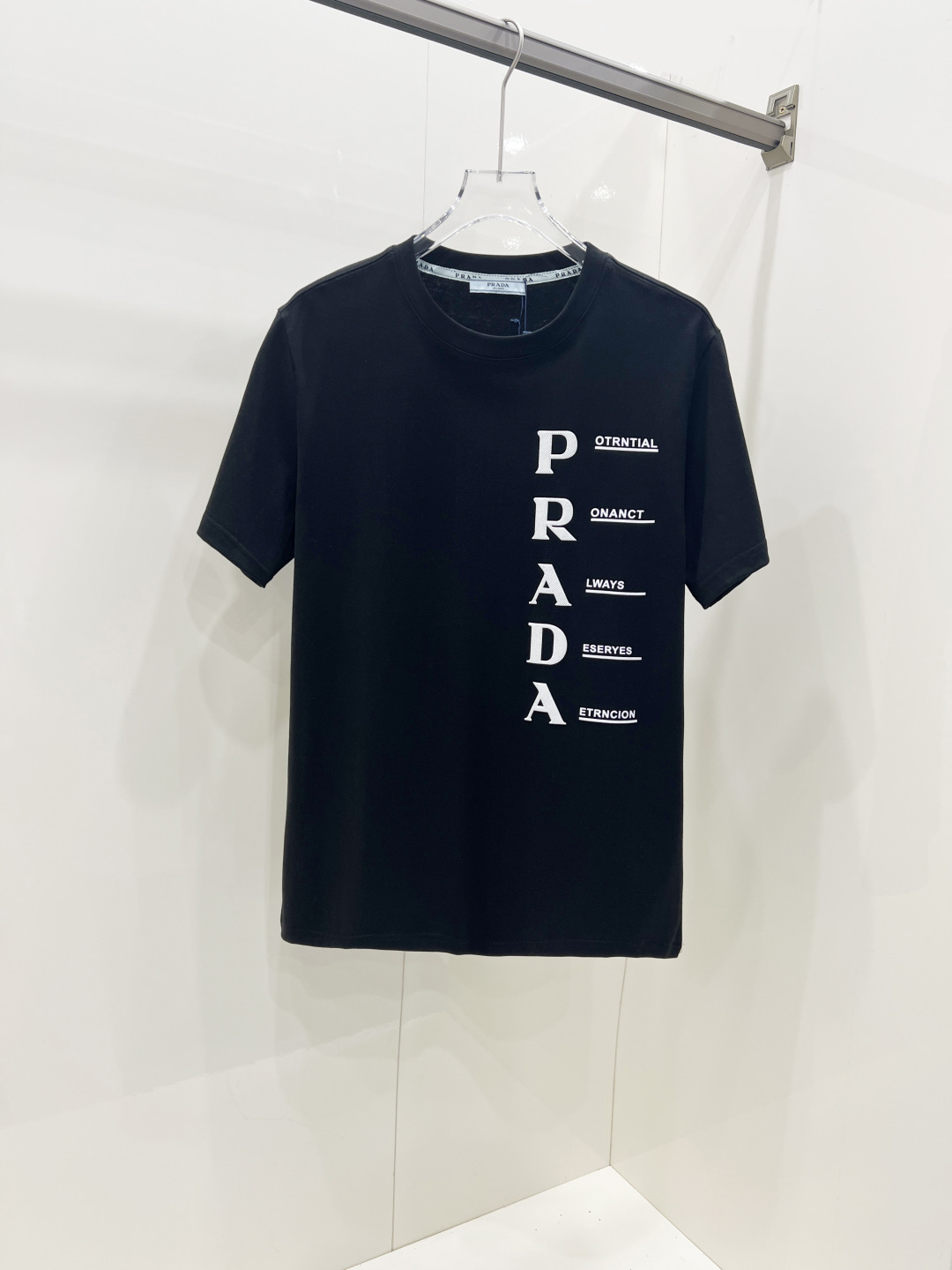 NO:458000,Prada 2025 spring and summer new short-sleeved T-shirt for men and women, the latest model is exclusively available on the entire network!  !  ~ It is classic and fashionable and versatile, who doesn’t like it? It will show the classic again. It is very pleasing to the eye and comes with a low luxury halo and recognition!  The traditional brand concept and modern advanced technology are perfectly combined. Coupled with the extremely modern and modern minimalist design, exclusive logo pattern design!  Customized 100% imported pure cotton fabric!  The texture of this model is quite touching, the specifications and grades are known with tentacles. The degree of delicateness and breathability are top-notch!  Size S-2XL, prada, prada, T-shirt,tees, t-shirt,alexander wang19860909Prada 普拉达 2025春夏新款男女同款短袖T恤,最新款全网独家首上！！~既经典有时尚百搭,谁不爱啊,将经典再次展现,非常的耐看,自带低奢光环与辨识度！传统的品牌理念和现代化的先进技术进行了完美结合.加上极其现代摩登风范的简约设计,专属logo图案设计！定制百分百进口纯棉面料！此款的质感相当感人 触手便知规格档次 细腻程度与透气效果堪称顶级！ 尺码S-2XL,,prada,prada,T-shirt,tees，t-shirt,alexander wang,Men's clothing