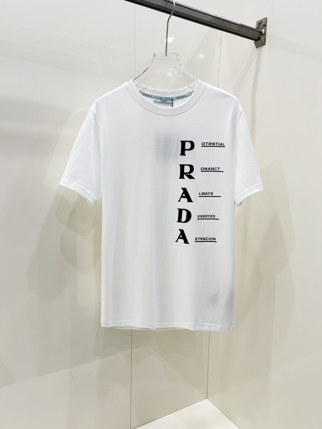NO:458005,Prada 2025 spring and summer new short-sleeved T-shirt for men and women, the latest model is exclusively available on the entire network!  !  ~ It is classic and fashionable and versatile, who doesn’t like it? It will show the classic again. It is very pleasing to the eye and comes with a low luxury halo and recognition!  The traditional brand concept and modern advanced technology are perfectly combined. Coupled with the extremely modern and modern minimalist design, exclusive logo pattern design!  Customized 100% imported pure cotton fabric!  The texture of this model is quite touching, the specifications and grades are known with tentacles. The degree of delicateness and breathability are top-notch!  Size S-2XL, prada, prada, T-shirt,tees, t-shirt,alexander wang19860909Prada 普拉达 2025春夏新款男女同款短袖T恤,最新款全网独家首上！！~既经典有时尚百搭,谁不爱啊,将经典再次展现,非常的耐看,自带低奢光环与辨识度！传统的品牌理念和现代化的先进技术进行了完美结合.加上极其现代摩登风范的简约设计,专属logo图案设计！定制百分百进口纯棉面料！此款的质感相当感人 触手便知规格档次 细腻程度与透气效果堪称顶级！ 尺码S-2XL,,prada,prada,T-shirt,tees，t-shirt,alexander wang,Men's clothing