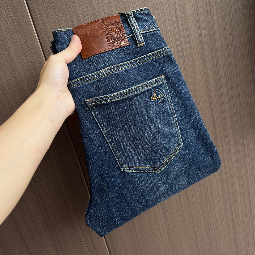 💰340 爱马仕 2025最新品,专柜同步有售,原单狠货,水洗休闲牛仔裤,进口原版水洗弹力面料,舒适有弹性,原版五金辅料装饰logo,版型超正,档次极高,专柜品质,上身时尚有型,码数:30-40