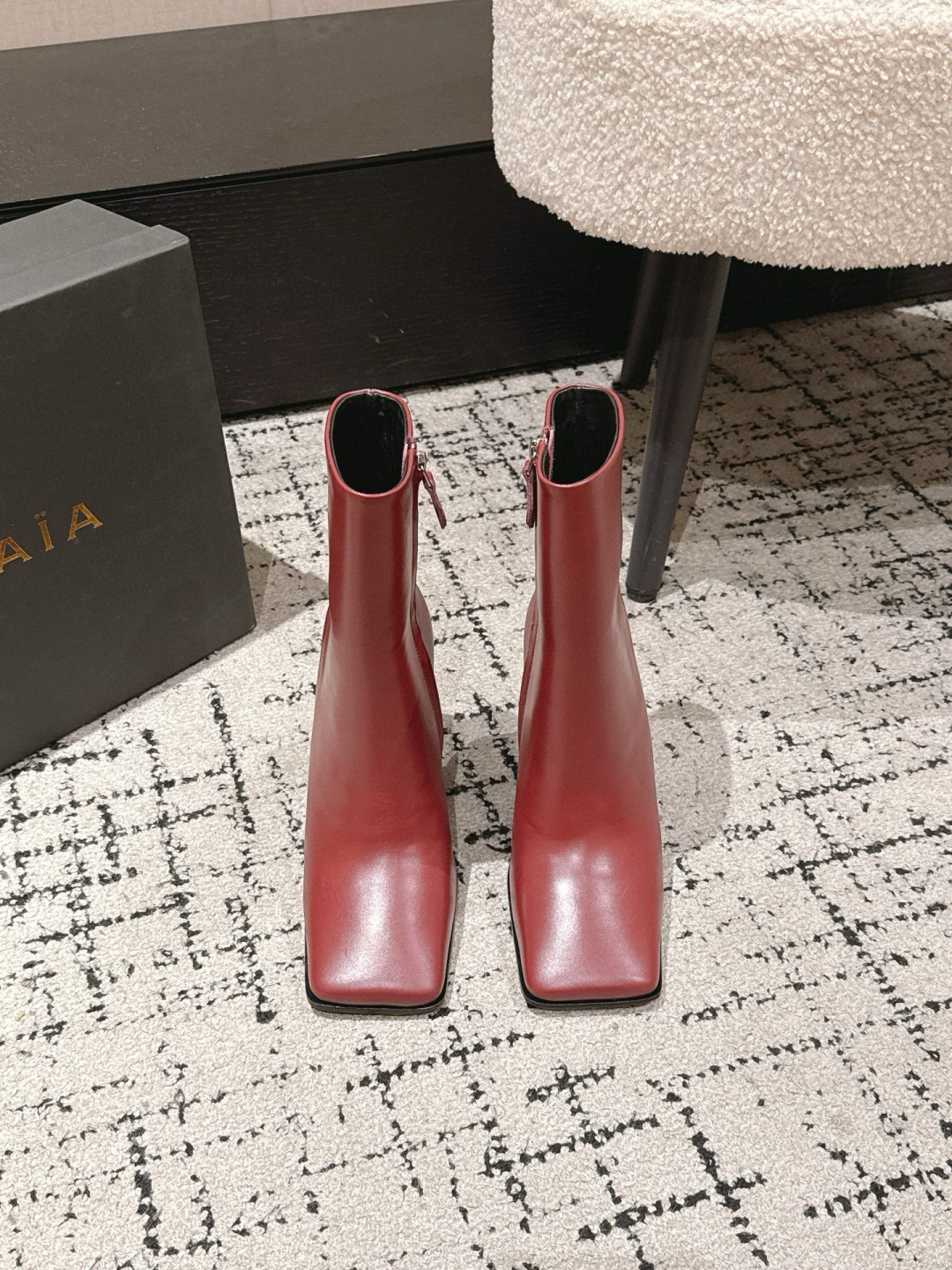 NO:668344,ALAIA 25/Alaia new autumn and winter square-toe high-heeled boots. A pair that is easy to wear and fashionable. It is full of relaxation and super comfortable on the feet. Unique and individual. Full of fashionable feeling. Upper calfskin, lining/foot-padding sheepskin outsole. Italian injection molded leather outsole. Heel height 9cm. Size 35-39 (40 41 custom-made), high-heeled sandals, alaia, sandals, boots, high heels,cowhide,sheepskin,Leather soles19860909ALAIA 25/阿萊雅 秋冬新款方头高跟靴子 好穿又时髦的一双 松弛感拉满 上脚超级舒适 独特有个性 时髦感十足 鞋面小牛皮 内里/垫脚羊皮 大底意大利注塑真皮大底 跟高9cm 尺码35-39（40 41定做）,高跟鞋凉鞋,alaia,sandals,boots,high heels,cowhide,sheepskin,Leather soles,Women's Shoes