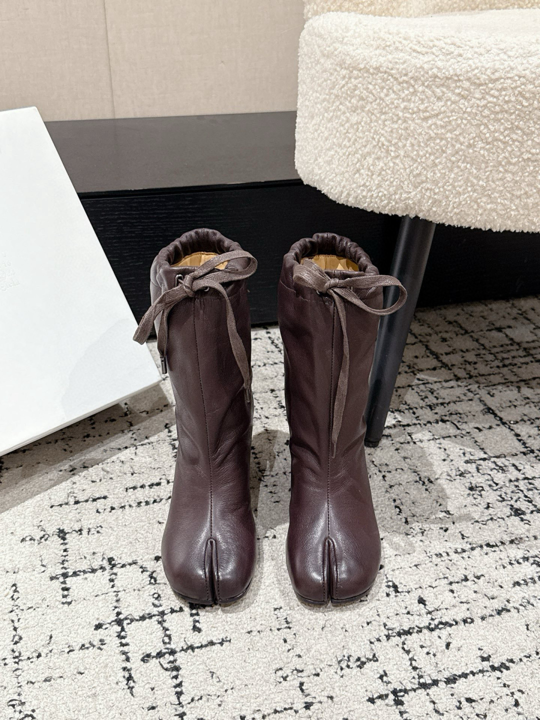 NO:668343,#TOPVERSION Maison Margiela 25/split-toe straps, loose, high heels, short boots, balloon boots, MM6 tabi split-toe shoes and boots, autumn and winter new products, the highest version, purchased by buyers, 1:1 perfect replica of the split-toe tabi boots, the original molded double-layer leather sole, the original lasted shoe is very generous, can be easily matched with various styles, the good news for short legs, the upper body instantly becomes long legs, and the upper feet are not bound by convention, do whatever you want.  Fried chicken on the feet is soft and comfortable, original cowhide upper, original leather lining, original leather outsole, heel height 7.5cm, Size#35-40 (40 customized, non-returnable and non-exchangeable), boots, masion margiela, masion margiela, boots, cowhide19860909#顶级版本 Maison Margiela马吉拉 25/分趾绑带宽松 高跟 短靴 气球靴 MM6家tabi分趾鞋靴 秋冬新品最高版本买手代购1:1完美复刻分趾tabi靴原版开模双层真皮鞋底 原版套楦鞋型很大方 搭配各种风格都可以轻松驾驭 小短腿的福音 上身瞬间秒变大长腿 上脚不被常规所拘束,随心所欲做自己 上脚炒鸡柔软舒适, 鞋面原版牛皮 内里原版真皮 大底原版真皮鞋底 跟高7.5cm Size#35-40（40 定制不退不换）,靴子,masion margiela,masion margiela,boots,cowhide,Women's Shoes