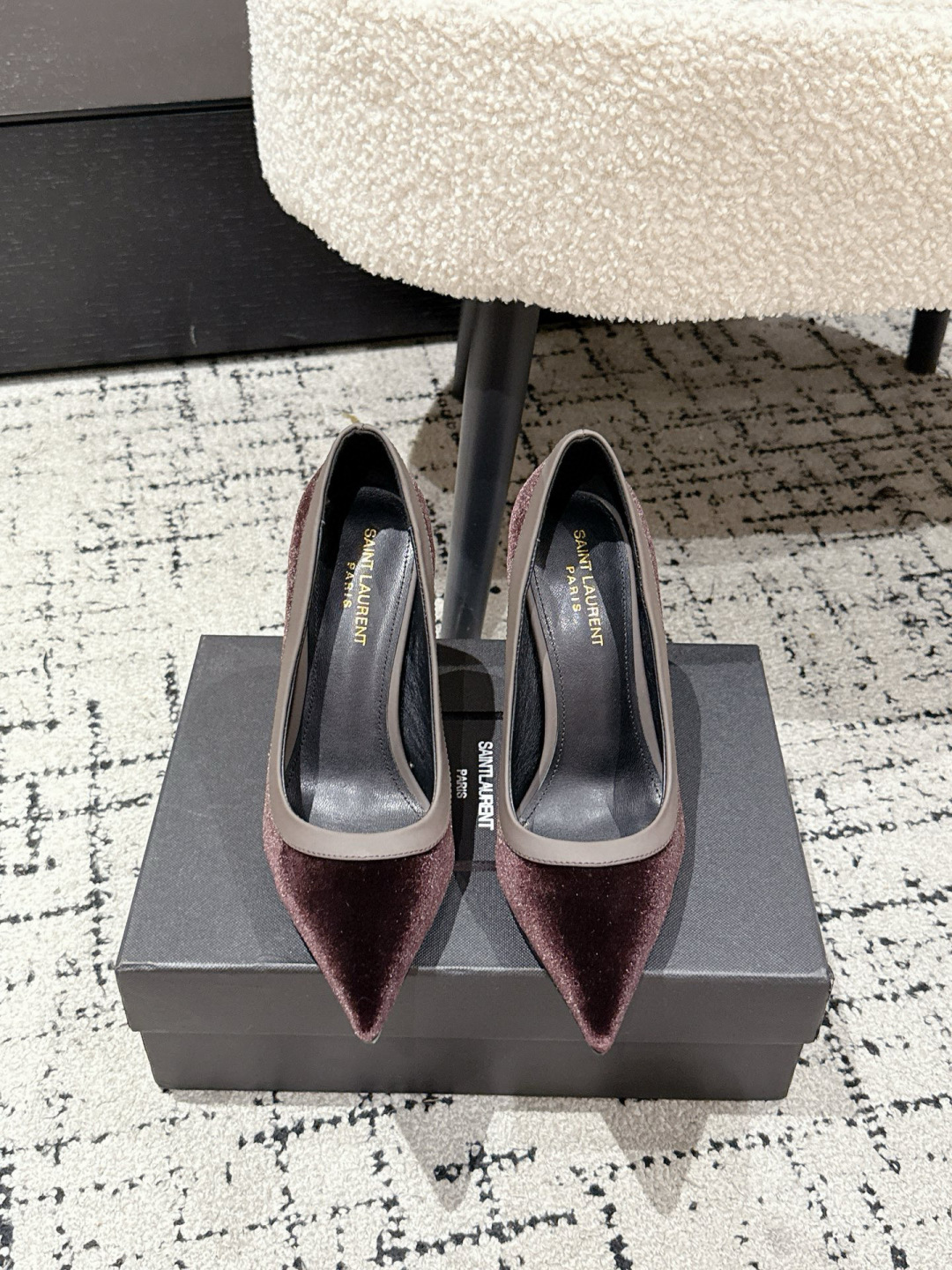 NO:668339,#TOPVERSION SAINT LAURENT 25ss. Autumn and winter new pointed toe stiletto sandals YSL simple thin strap design, smooth pointed toe shape, inadvertently revealing cool temperament, paired with a slim little black skirt, you will be the center of attention when attending a dinner party; burgundy pleated style, unique texture and iconic YSL metal buckle, retro and modern, matched with flared jeans and short tops, walking on the street, attracting countless attention.  Fabric: Imported Shih Tzu velvet Lining/foot pads: Imported sheepskin Outsole: Genuine leather outsole imported from Italy Heel height: 9.5cm Size: 35-41 (40 41 customized, non-returnable), high-heeled shoes, saint laurent, saint laurent, saint laurent, sandals, high heels, skirts, jeans, sheepskin, Leather soles19860909#顶级版本 SAINT LAURENT 圣罗兰 25ss. 秋冬新款 尖头 细高跟 凉鞋 YSL 简约的细带设计,流畅的尖头造型,不经意间流露冷艳气质,搭配修身小黑裙,出席晚宴时,你就是全场焦点；酒红色褶皱款,独特的纹理搭配标志性的YSL金属扣,复古又摩登,与喇叭牛仔裤和短款上衣相配,走在街头,吸睛无数. 面料: 进口西施绒 内里/垫脚: 进口羊皮 大底: 意大利进口真皮大底  跟高: 9.5cm Size: 35-41(40 41定做不退换）,高跟鞋单鞋,saint laurent,saint laurent,saint laurent,sandals,high heels,skirts,jeans,sheepskin,Leather soles,Women's Shoes