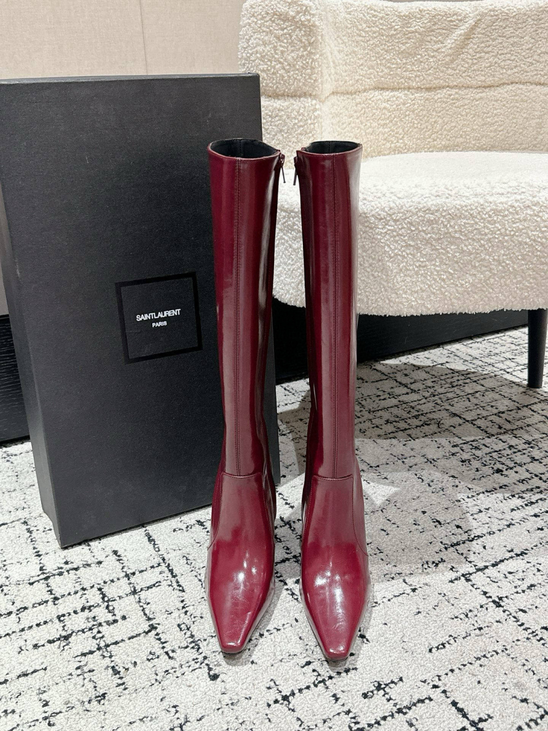 NO:668335,Saint Laurent YSL Saint Laurent Square Pointed High Heel Boots The design highlight of YSL's boots is its unique square pointed toe, which has a strong visual impact and brings you more charm. The design is like the finishing touch, shining brightly! Upper layer of butter leather, lining of water-dyed goatskin, outsole, Italian genuine leather, heel height 7cm, size 35-39 (40 custom made, non-refundable), boots, saint laurent, saint  laurent,saint laurent,boots,sheepskin,leather soles19860909Saint Laurent YSL圣罗兰方形尖头高跟靴子  YSL这款靴子的设计亮点在于其独特的方形尖鞋头,强烈的视觉冲击力为您带来更多魅力气场.设计犹如点睛之笔,闪耀璀璨光芒! 鞋面头层牛油皮 内里水染山羊皮 大底意大利真皮大底 跟高7cm 码数35-39（40定做不退换）,靴子,saint laurent,saint laurent,saint laurent,boots,sheepskin,Leather soles,Women's Shoes