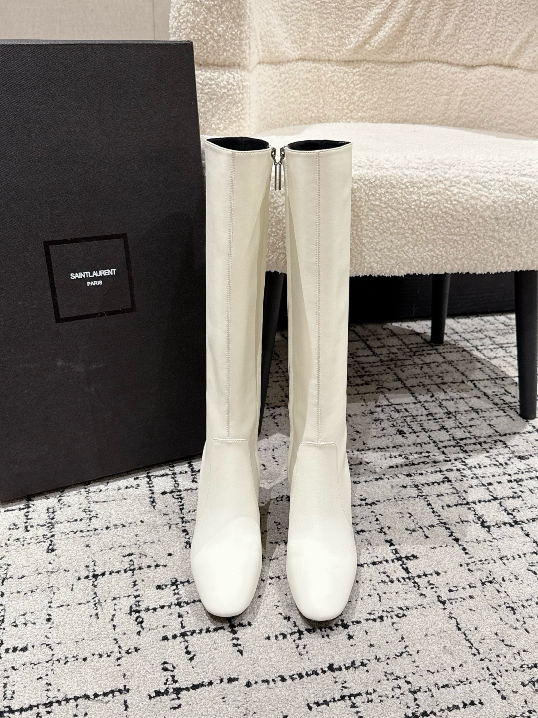 NO:668337,Saint Laurent YSL Saint Laurent round toe mid-heeled boots The design highlight of YSL's boots is its unique square pointed toe, which has a strong visual impact and brings you more charm. The design is like the finishing touch, shining brightly! Upper layer of cowhide, lining of water-dyed goatskin, outsole, Italian genuine leather, heel height 6.5, size 35-39 (40 custom made, non-refundable), boots, saint laurent, saint  laurent,saint laurent,boots,cowhide,sheepskin,Leather soles19860909Saint Laurent YSL圣罗兰圆头中跟靴子  YSL这款靴子的设计亮点在于其独特的方形尖鞋头,强烈的视觉冲击力为您带来更多魅力气场.设计犹如点睛之笔,闪耀璀璨光芒! 鞋面头层牛皮 内里水染山羊皮 大底意大利真皮大底 跟高6.5 码数35-39（40定做不退换）,靴子,saint laurent,saint laurent,saint laurent,boots,cowhide,sheepskin,Leather soles,Women's Shoes