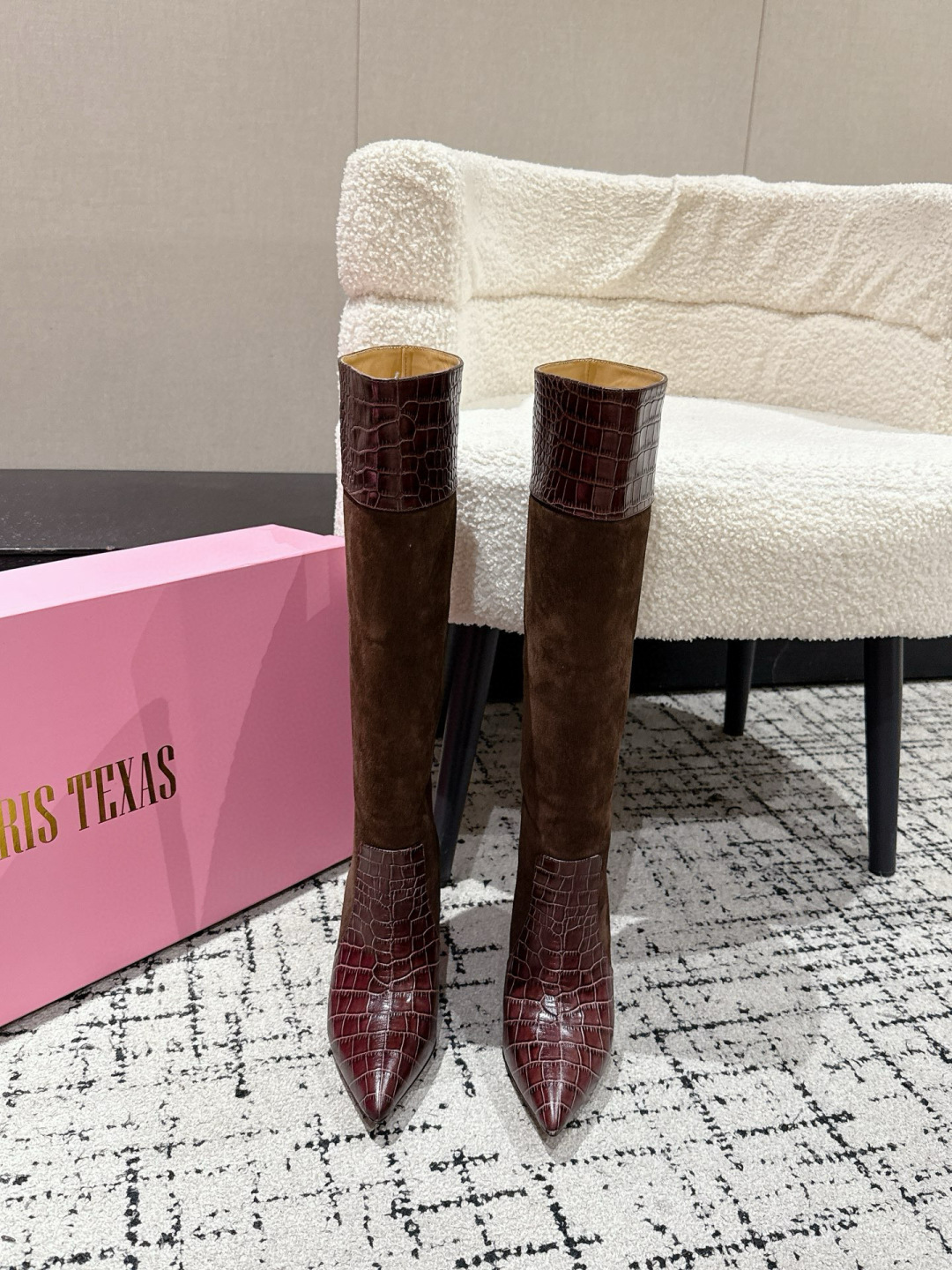 NO:578021,Paris Texas/25 autumn and winter show western combat boots, full of aura | Paris Texas, which makes you effortlessly fashionable|||  The original version of the upper is customized with imported crocodile pattern. The lining is water-dyed sheepskin. Heel height 3cm. Size 35-39 (customized at 34.40.41.42). Double-layer Italian leather outsole, boots, boots, sheepskin, Leather soles.19860909Paris Texas/25秋冬秀款西部战靴 气场全开 丨让你毫不费力时髦的Paris Texas||| 意大利品牌Paris Texas是2015年由两姐妹Annamaria Brivio和Margherita Brivio所创立的 作为专业做鞋子的品牌 Paris Texas从全世界各地 不同风格的女性身上汲取灵感 运用传统精良的意式工艺 配以流行的材质和精致的设计 Paris Texas在鞋履界以最快速度脱颖而出 鞋面原版本定制进口鳄鱼纹 内里水染羊皮 跟高3cm 尺寸35-39（34.40.41.42定制） 大底双层意大利真皮大底,靴子,boots,sheepskin,Leather soles,Women's Shoes