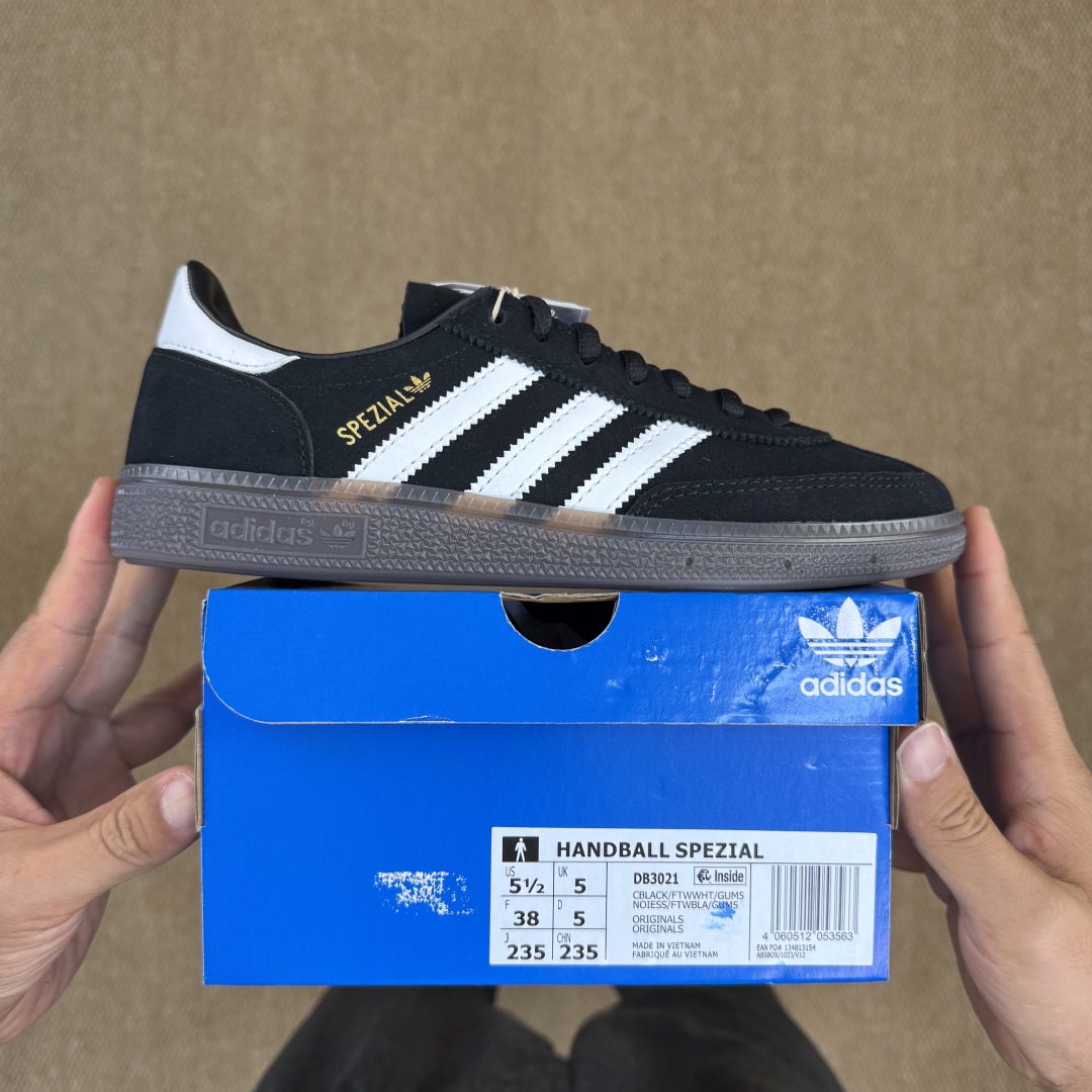 💰140 核心价格表私
XJ版 极致性价比！阿迪T字德训鞋：黑白麂皮
Adidas/阿迪达斯 HANDBALL SPEZIAL 桑巴板鞋samba 三代
顶级细节、超高清洁度！
货号DB3021 尺码36-45带半码