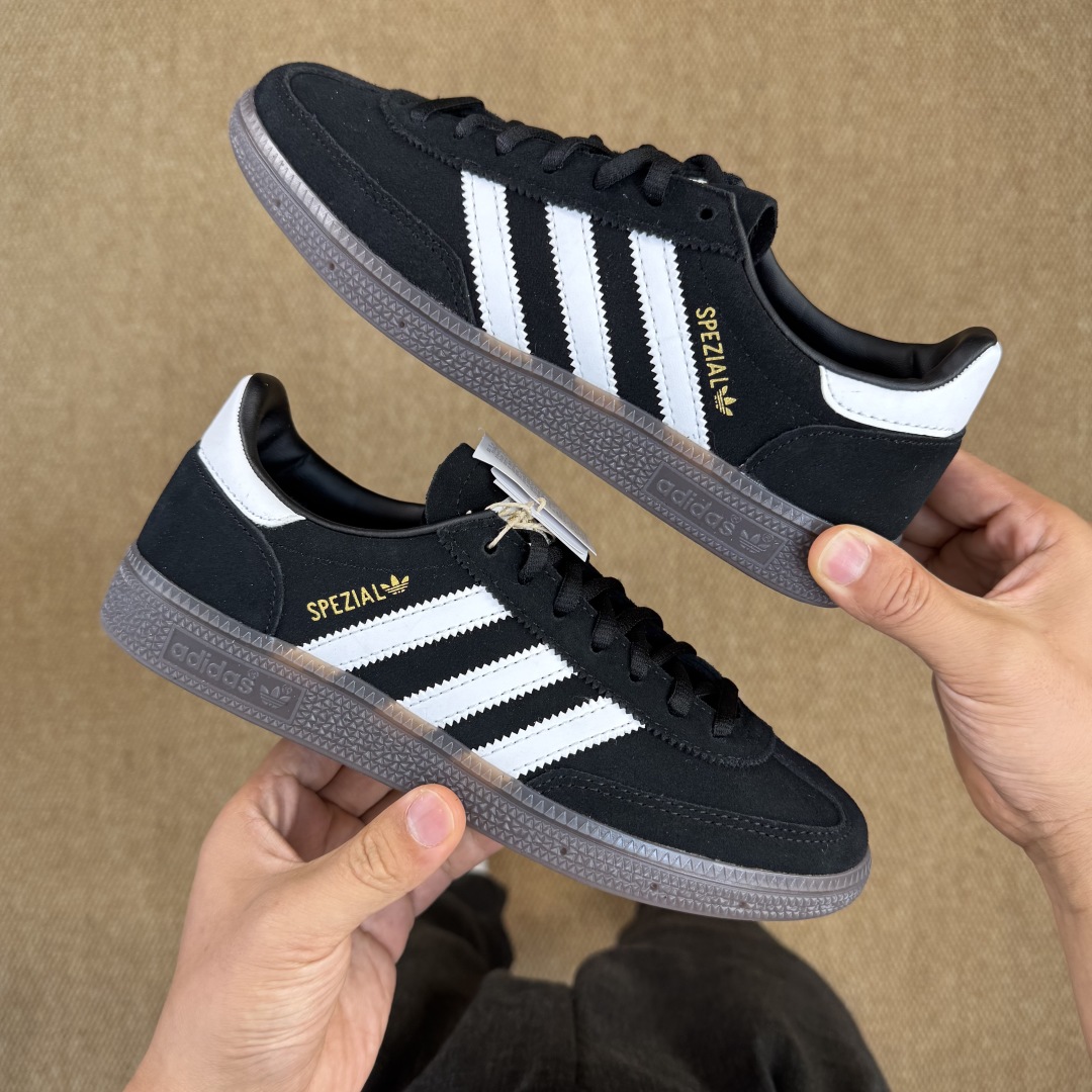 💰140 核心价格表私
XJ版 极致性价比！阿迪T字德训鞋：黑白麂皮
Adidas/阿迪达斯 HANDBALL SPEZIAL 桑巴板鞋samba 三代
顶级细节、超高清洁度！
货号DB3021 尺码36-45带半码