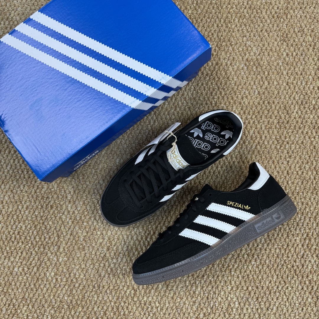 💰140 核心价格表私
XJ版 极致性价比！阿迪T字德训鞋：黑白麂皮
Adidas/阿迪达斯 HANDBALL SPEZIAL 桑巴板鞋samba 三代
顶级细节、超高清洁度！
货号DB3021 尺码36-45带半码