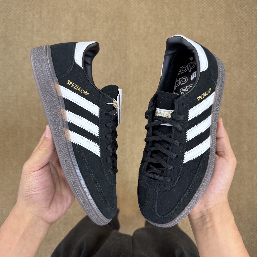 💰140 核心价格表私
XJ版 极致性价比！阿迪T字德训鞋：黑白麂皮
Adidas/阿迪达斯 HANDBALL SPEZIAL 桑巴板鞋samba 三代
顶级细节、超高清洁度！
货号DB3021 尺码36-45带半码