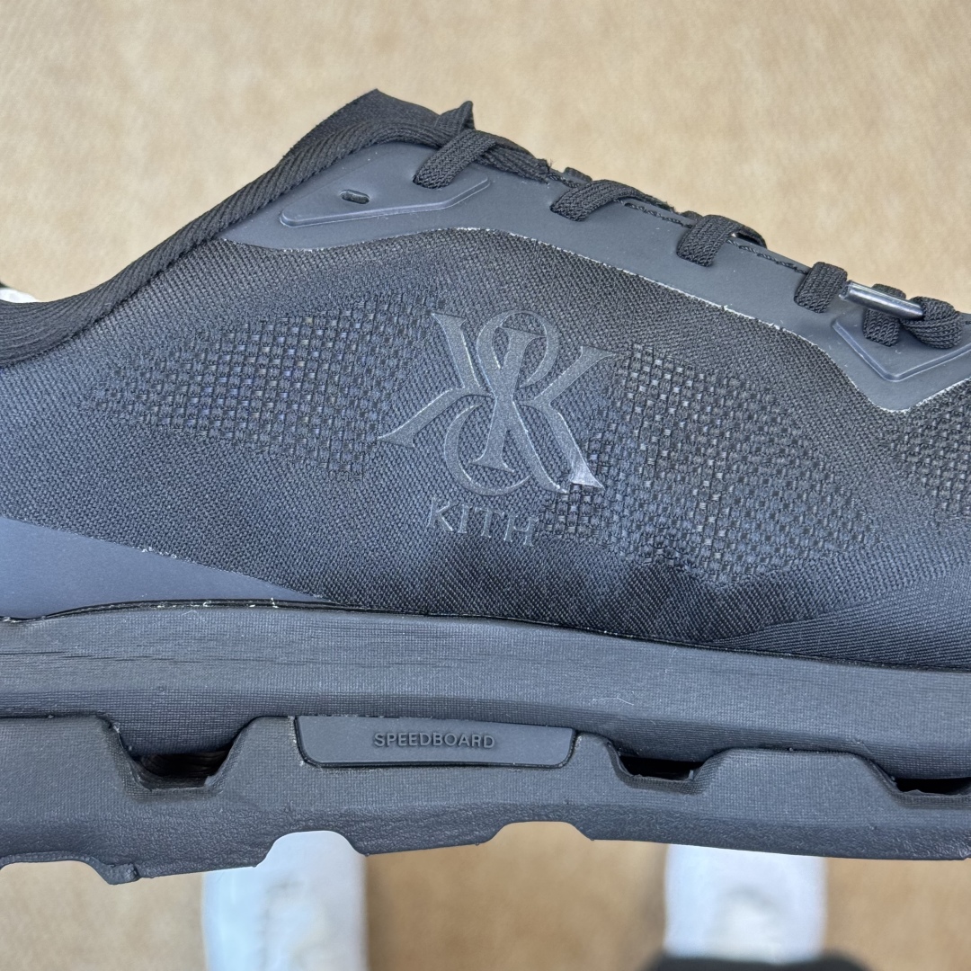  
KITH x  On昂跑 联名跑鞋黑色
鞋底搭载了on的核心科技缓震技术CloudTec
绝对会是一