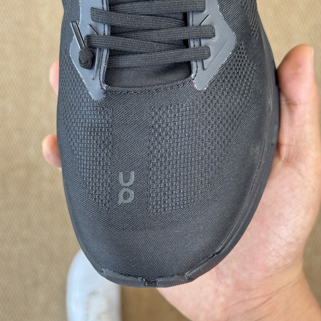  
KITH x  On昂跑 联名跑鞋黑色
鞋底搭载了on的核心科技缓震技术CloudTec
绝对会是一