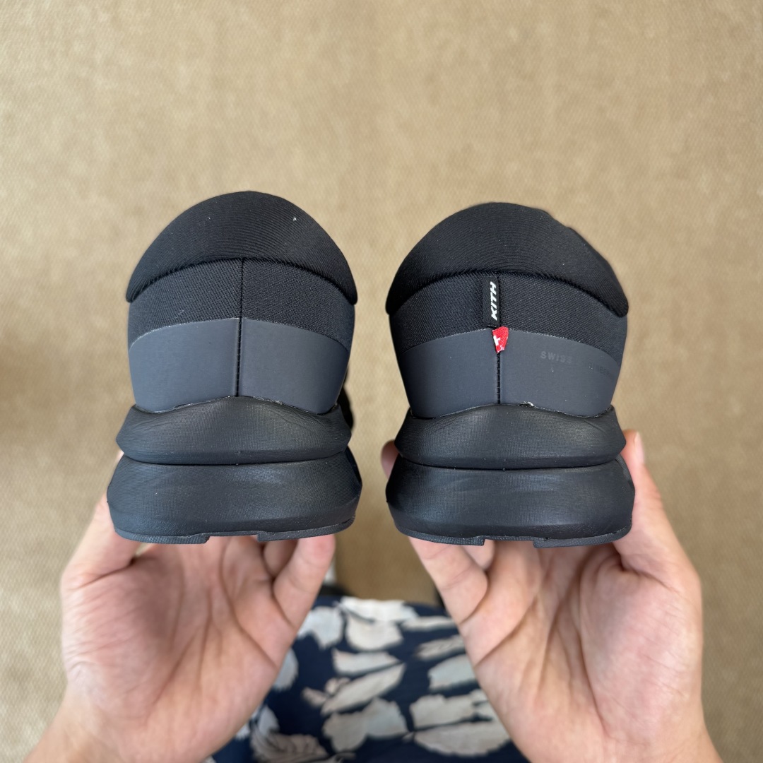  
KITH x  On昂跑 联名跑鞋黑色
鞋底搭载了on的核心科技缓震技术CloudTec
绝对会是一