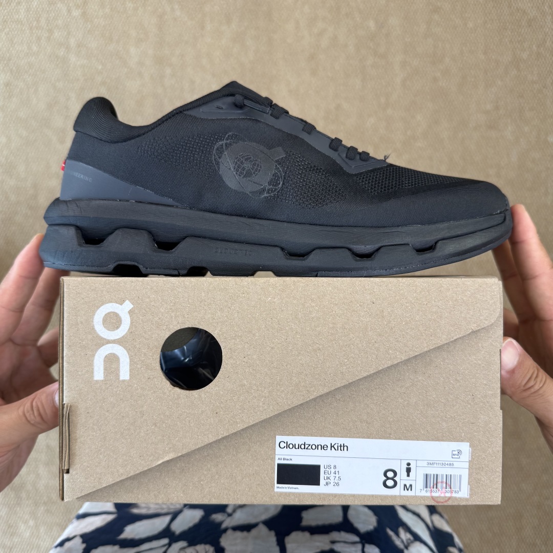  
KITH x  On昂跑 联名跑鞋黑色
鞋底搭载了on的核心科技缓震技术CloudTec
绝对会是一