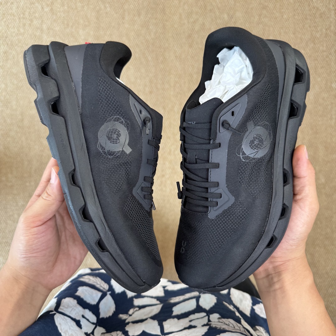  
KITH x  On昂跑 联名跑鞋黑色
鞋底搭载了on的核心科技缓震技术CloudTec
绝对会是一