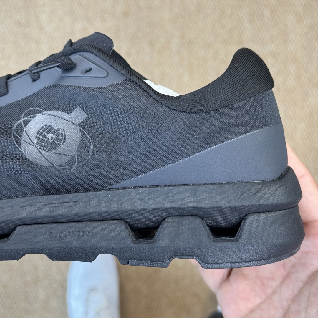  
KITH x  On昂跑 联名跑鞋黑色
鞋底搭载了on的核心科技缓震技术CloudTec
绝对会是一