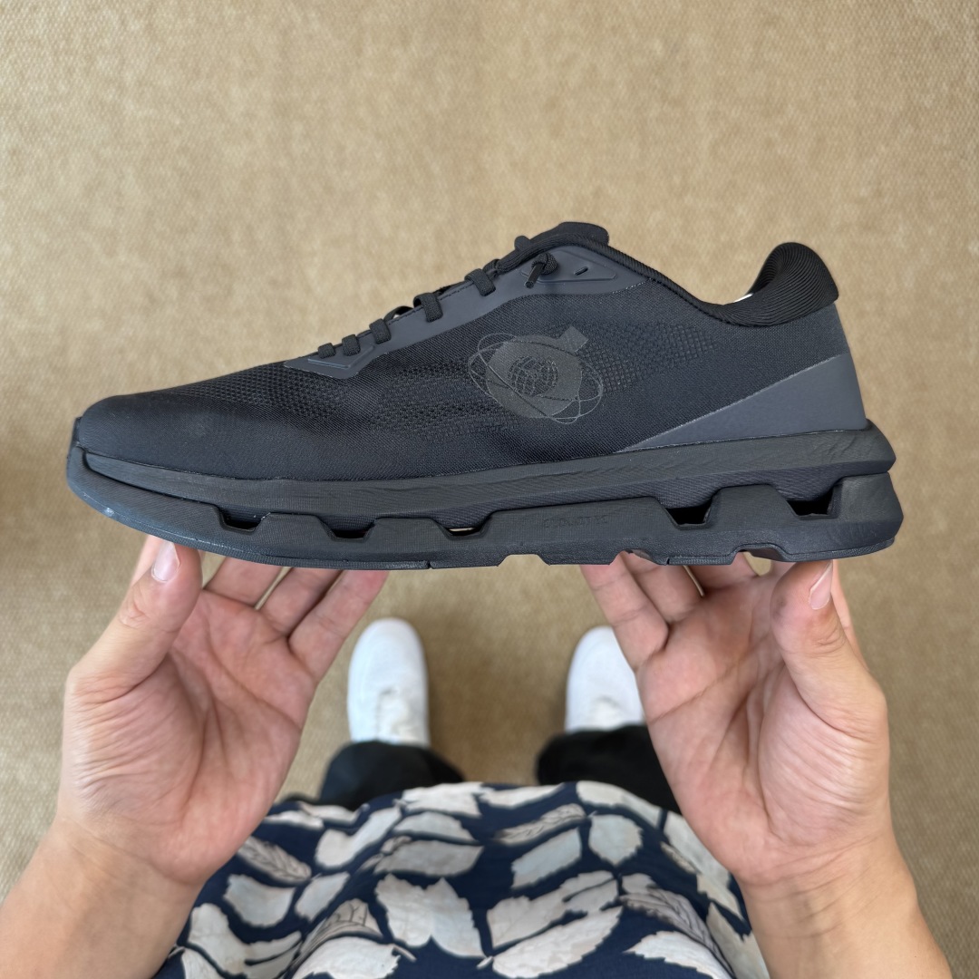  
KITH x  On昂跑 联名跑鞋黑色
鞋底搭载了on的核心科技缓震技术CloudTec
绝对会是一