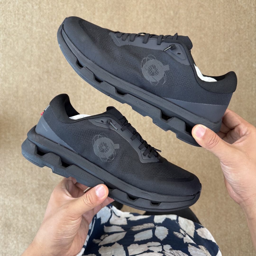  
KITH x  On昂跑 联名跑鞋黑色
鞋底搭载了on的核心科技缓震技术CloudTec
绝对会是一